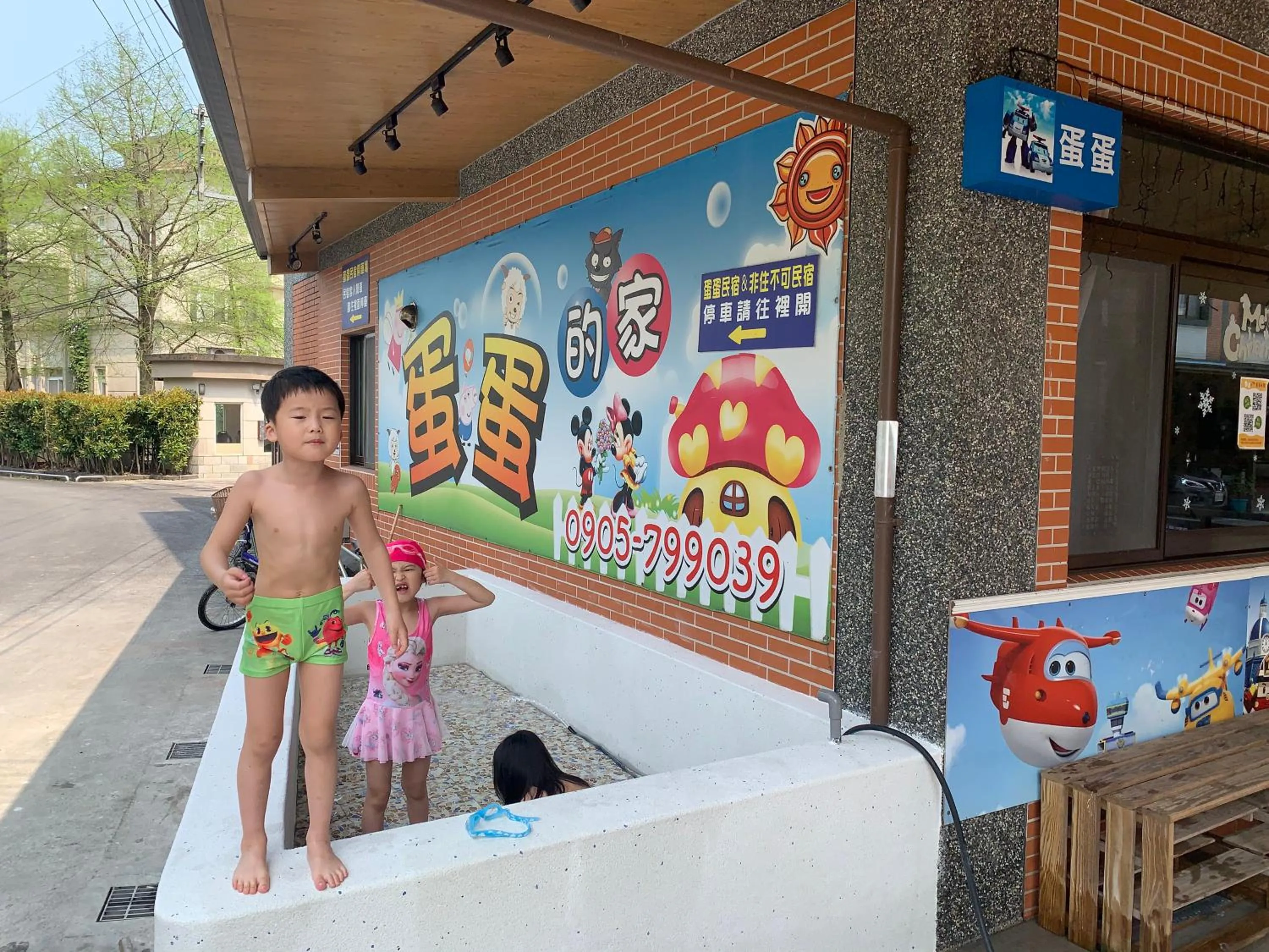Swimming pool in The Hide Bed and breakfast
