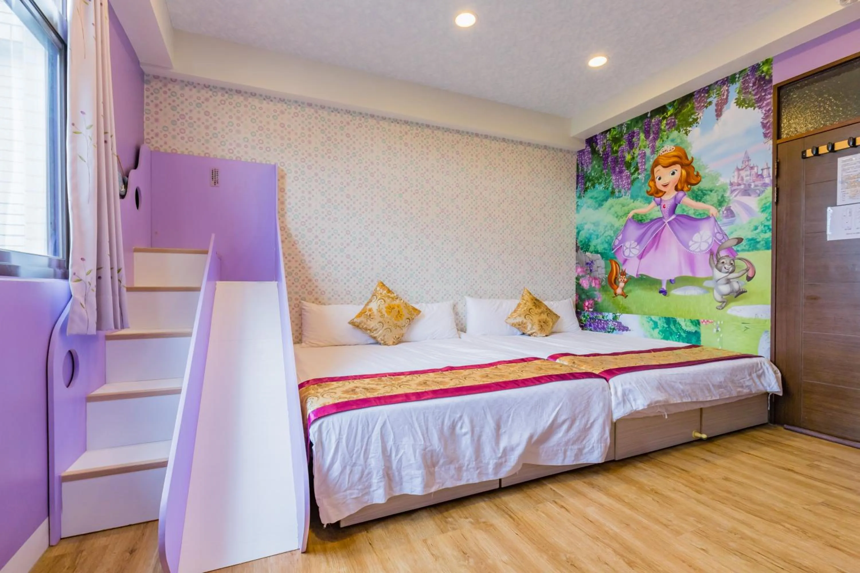 Bed in The Hide Bed and breakfast