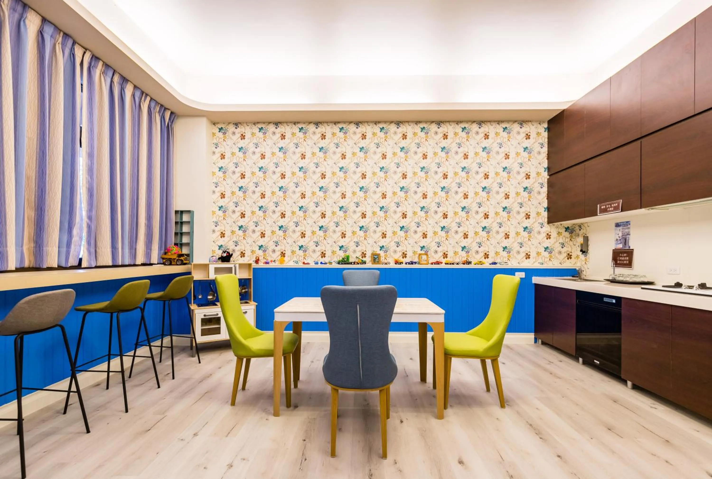 Restaurant/places to eat in The Hide Bed and breakfast