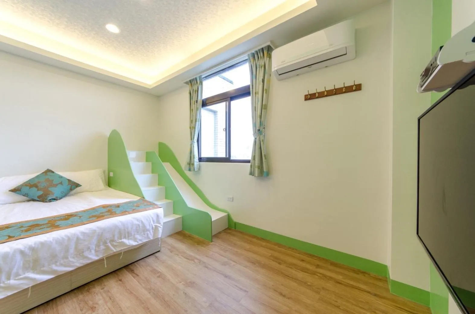 Bed in The Hide Bed and breakfast