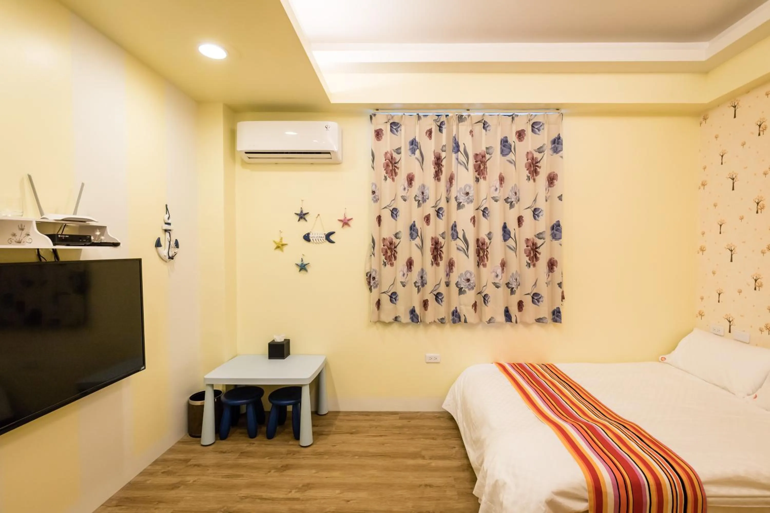 Bed in The Hide Bed and breakfast