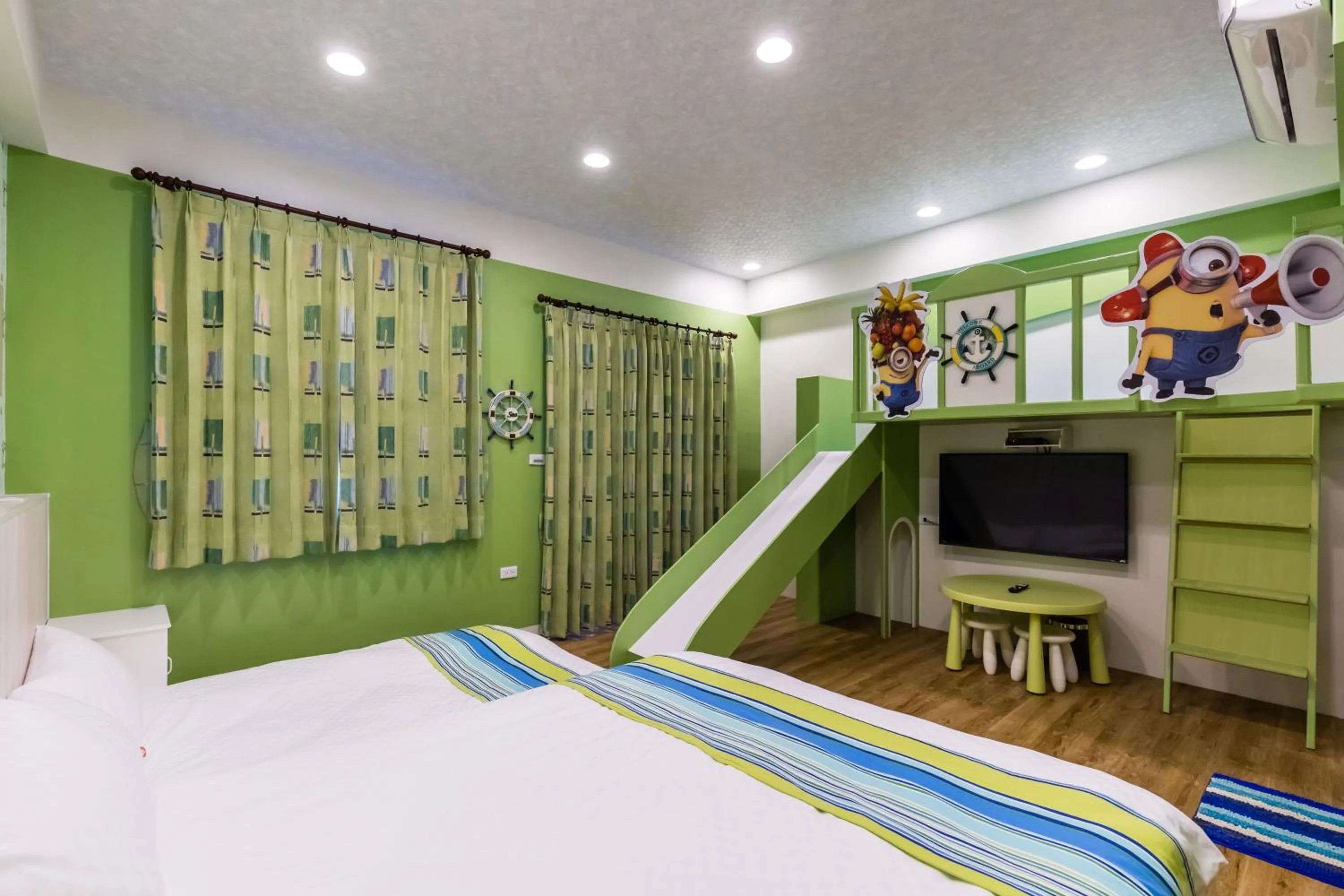 Bed in The Hide Bed and breakfast