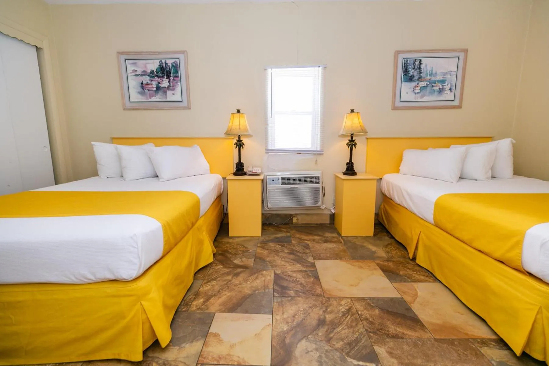 Bed in American Safari Motel Wildwood Crest Beach