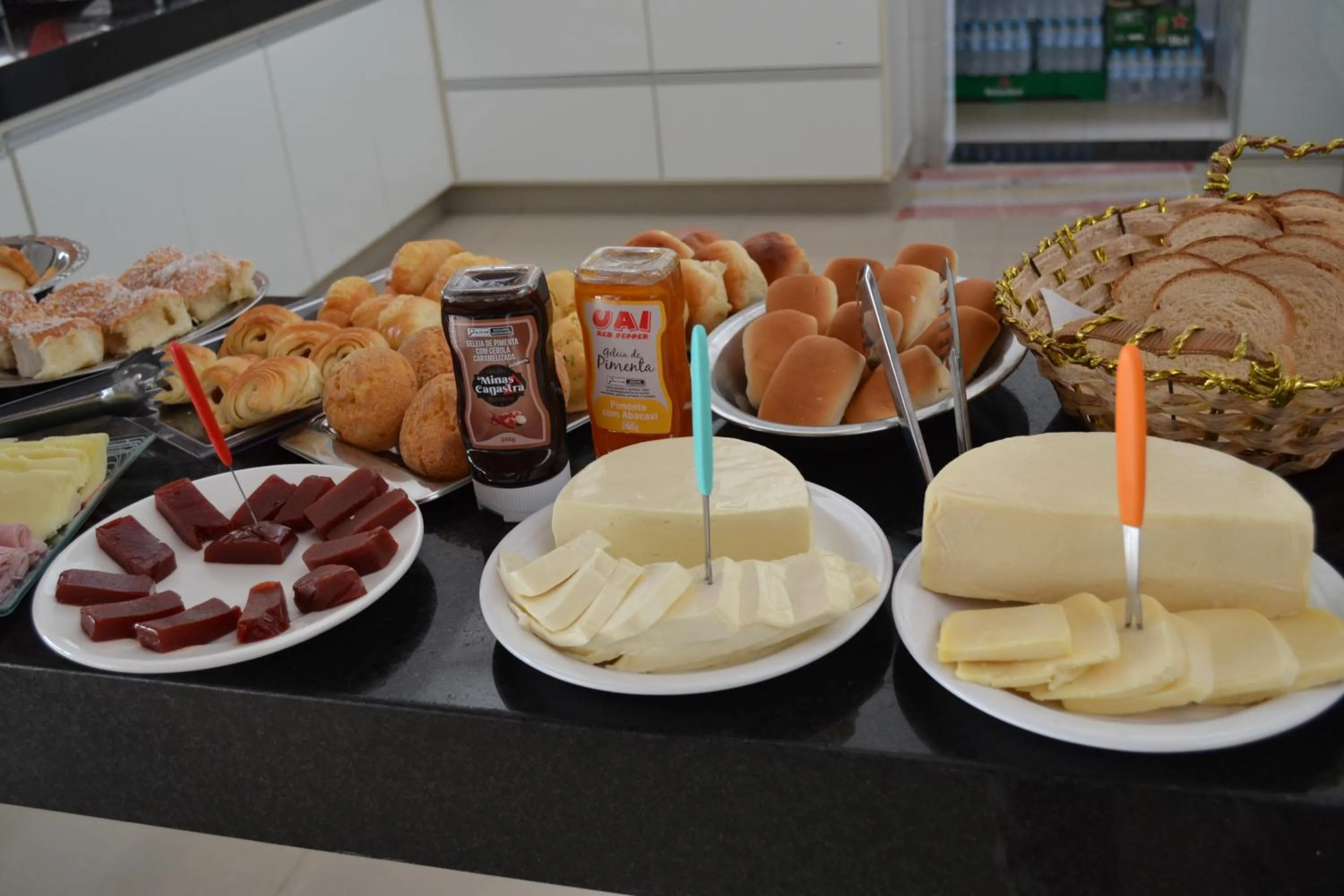 Buffet breakfast in Pousada Suítes do Lago