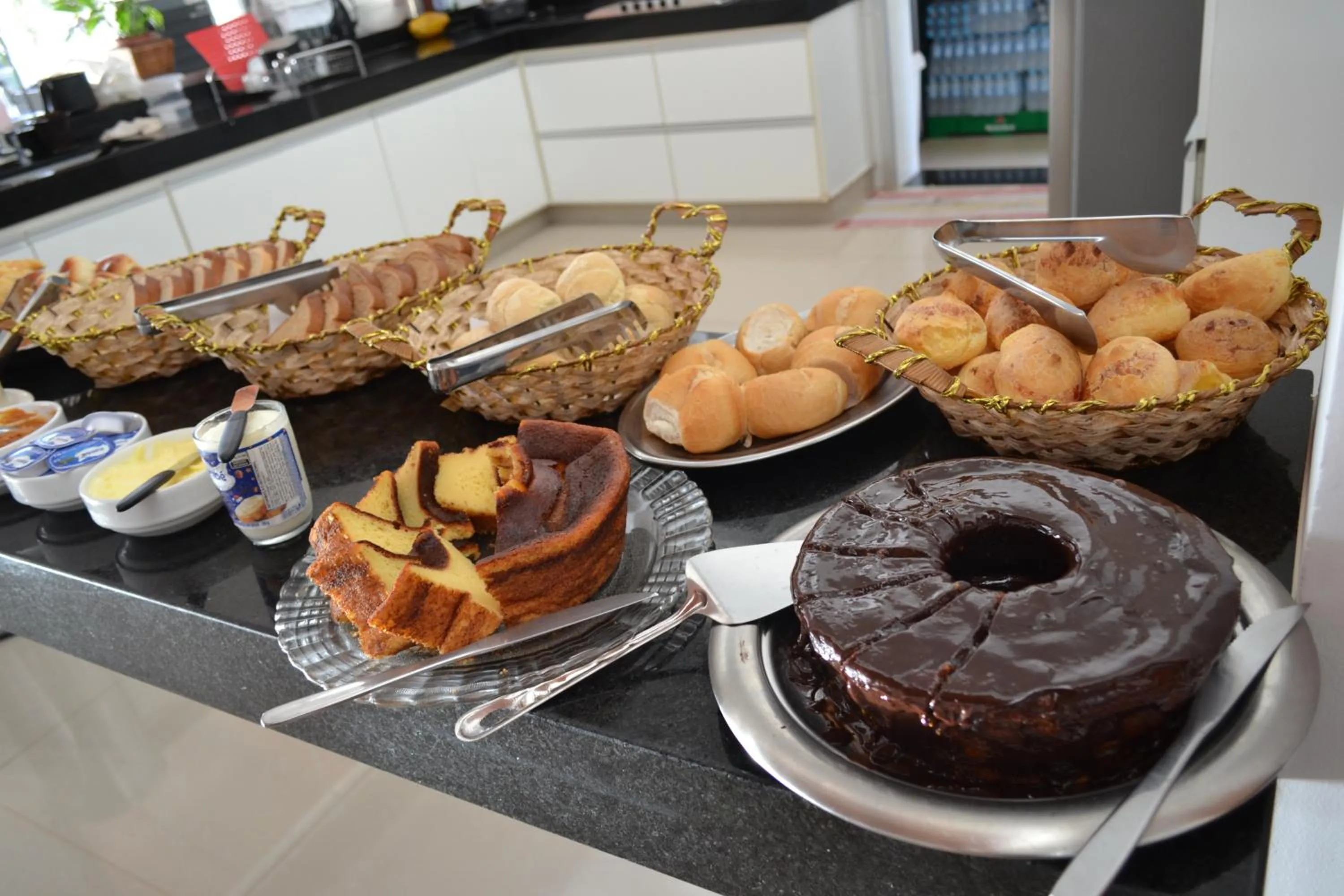 Buffet breakfast in Pousada Suítes do Lago