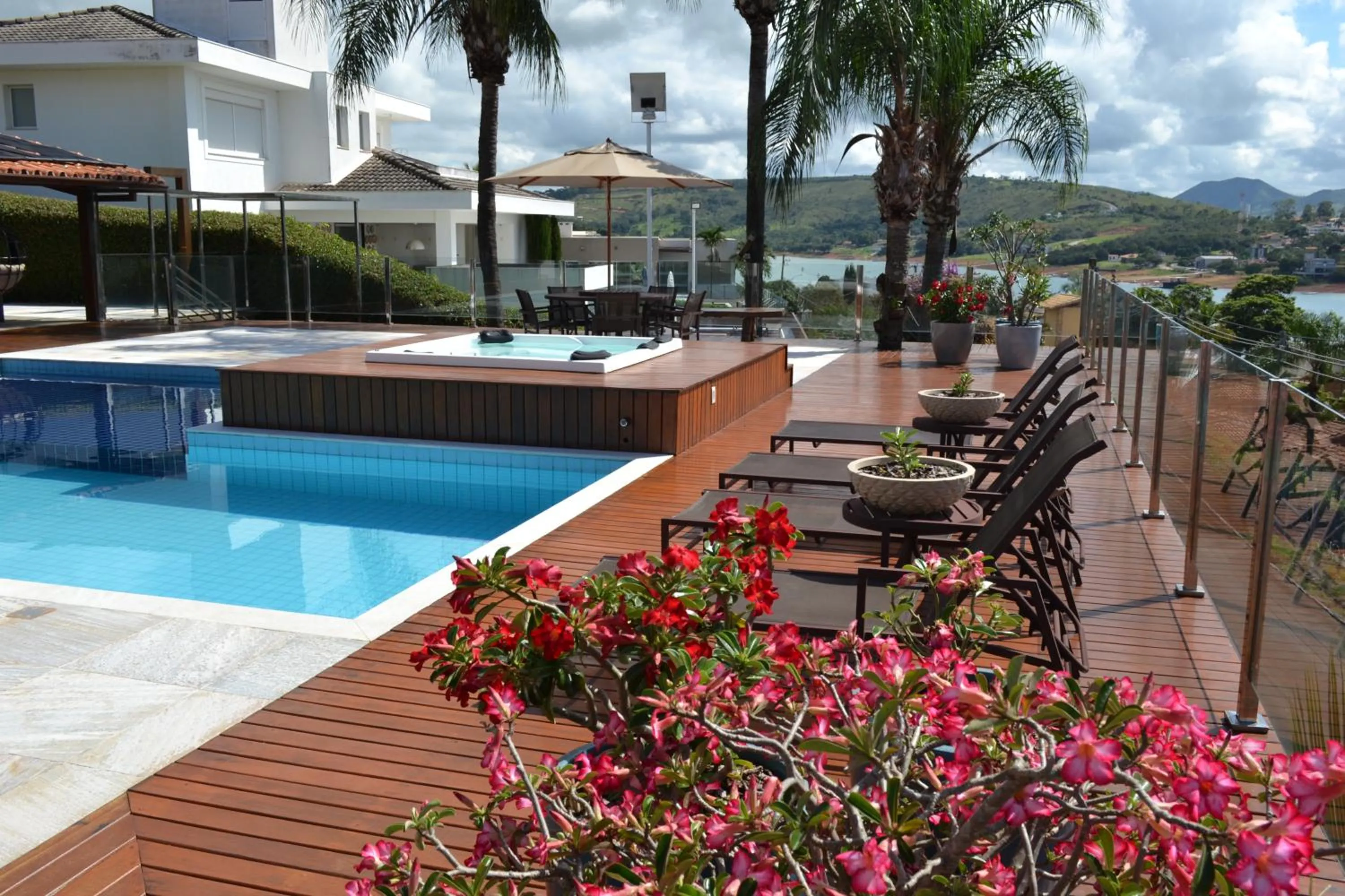 Swimming pool in Pousada Suítes do Lago