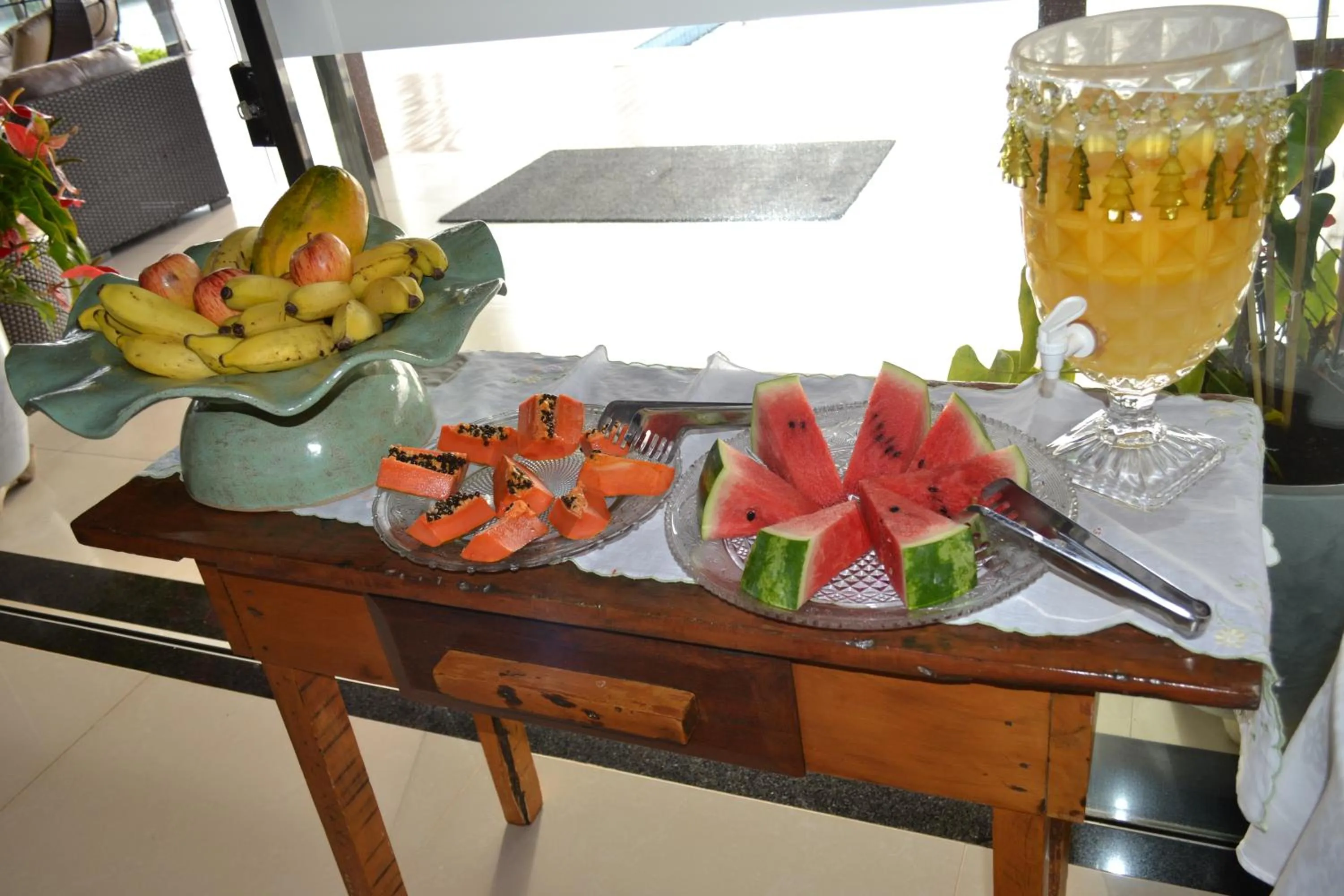 Buffet breakfast in Pousada Suítes do Lago