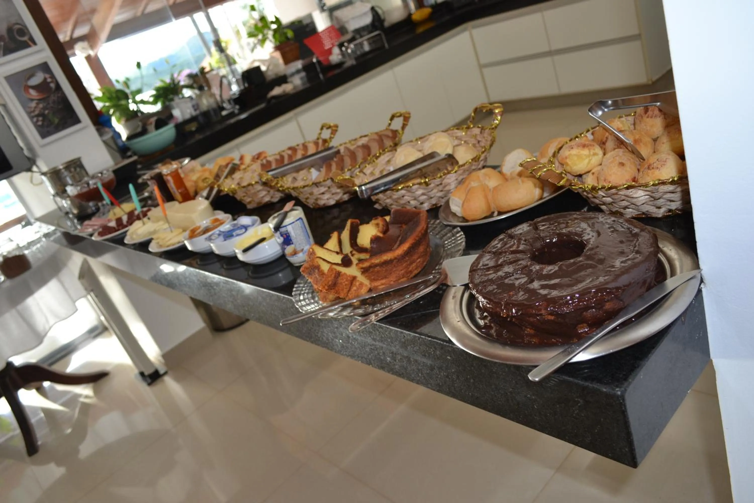Buffet breakfast in Pousada Suítes do Lago