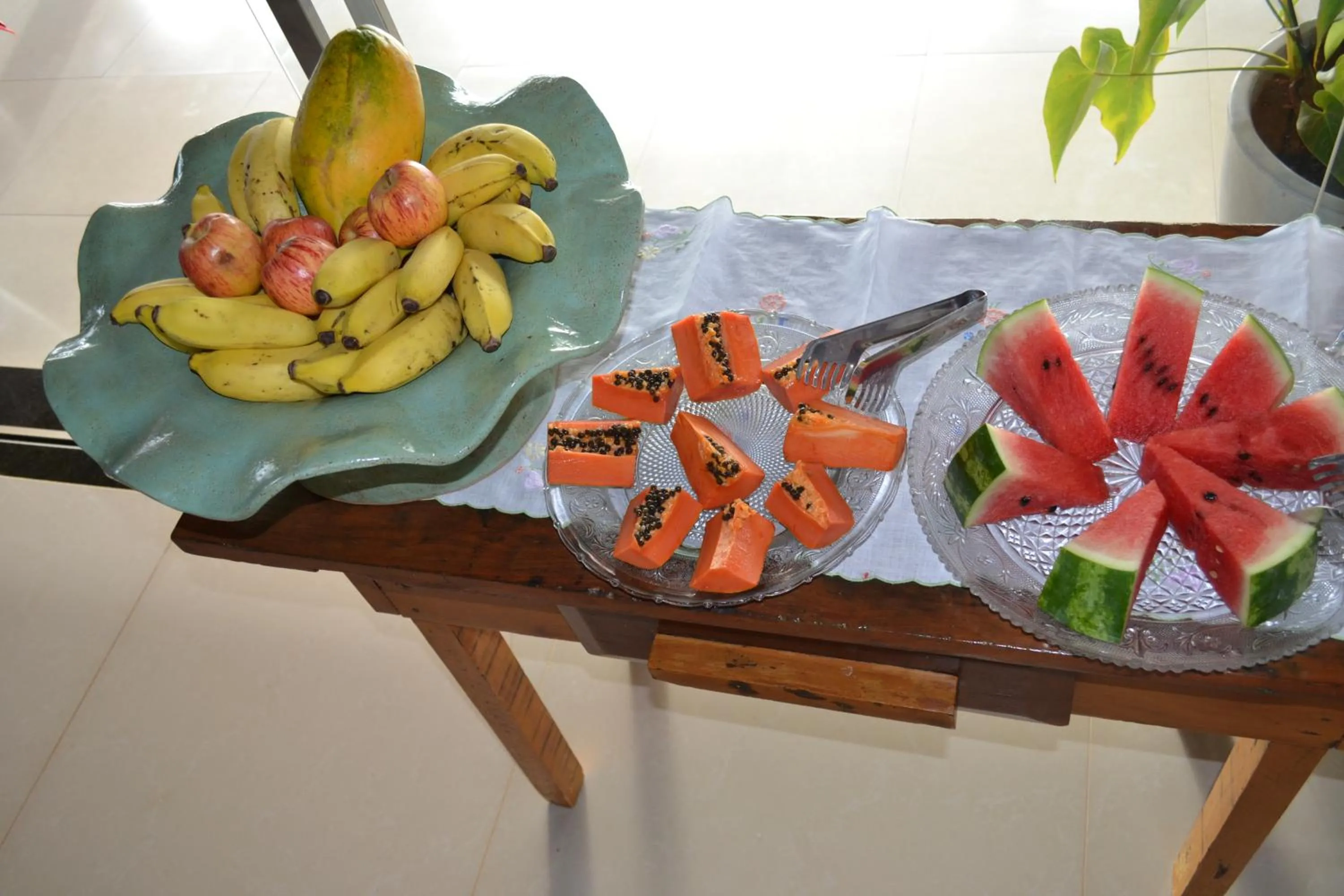 Buffet breakfast in Pousada Suítes do Lago