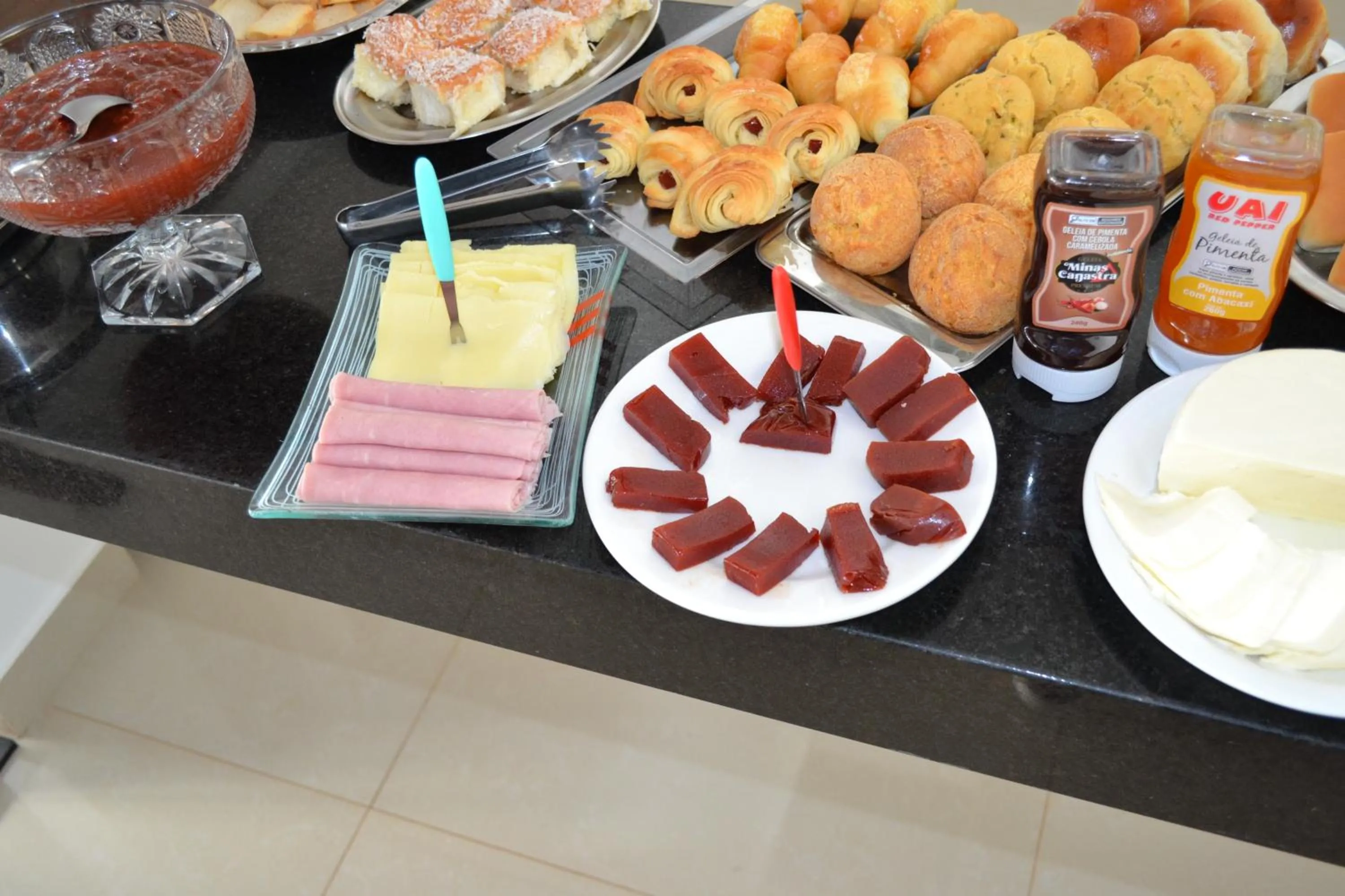 Buffet breakfast in Pousada Suítes do Lago
