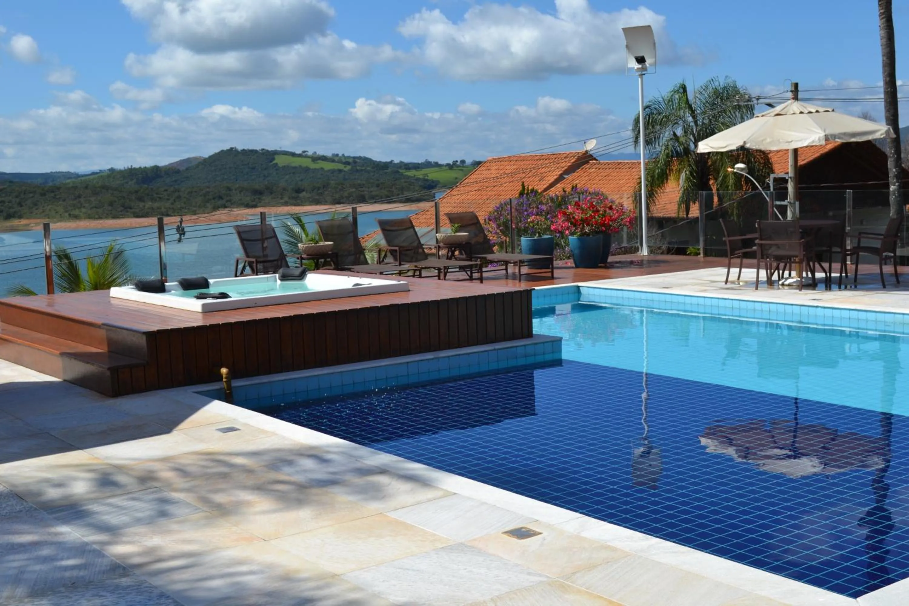 Swimming pool in Pousada Suítes do Lago