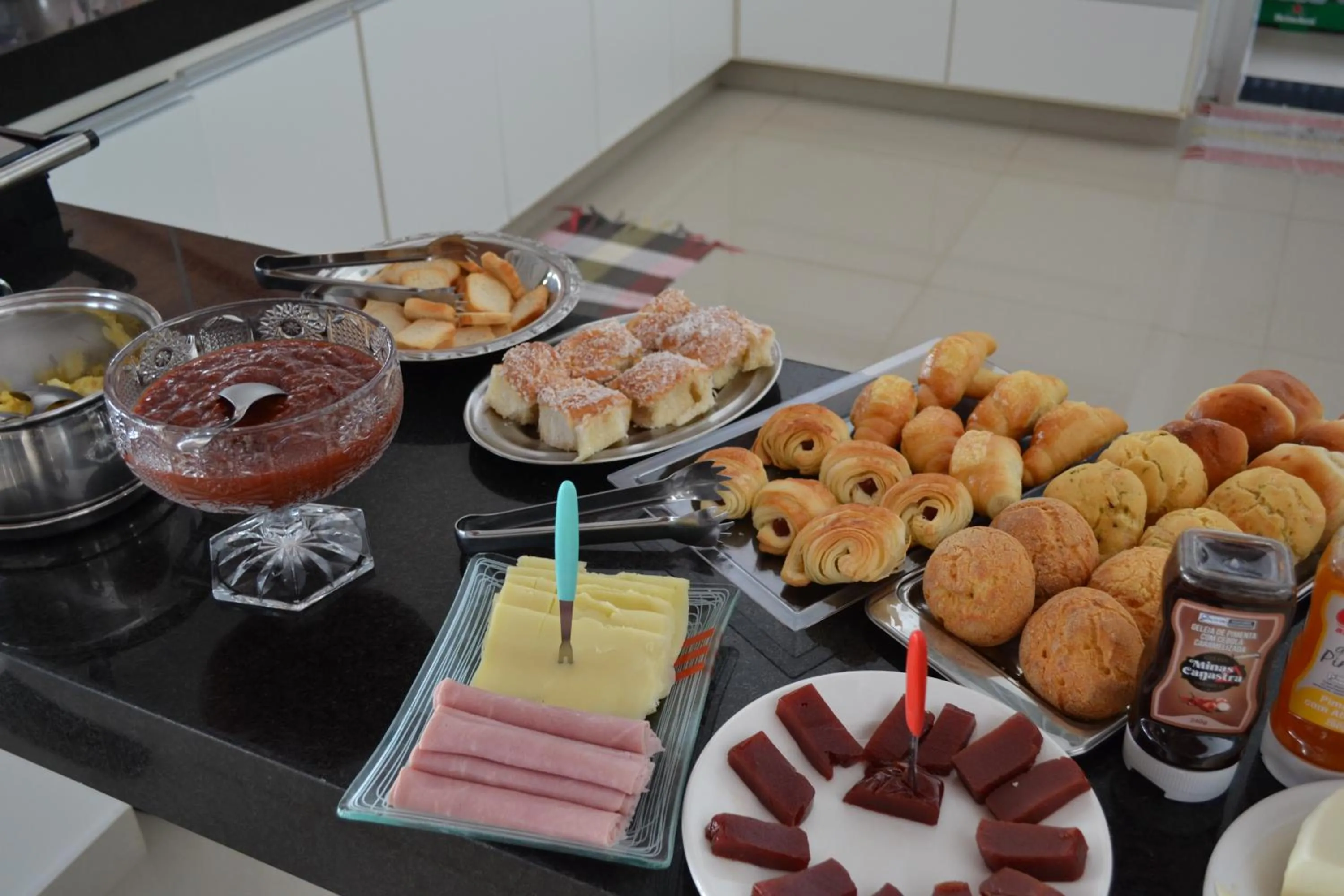 Buffet breakfast in Pousada Suítes do Lago