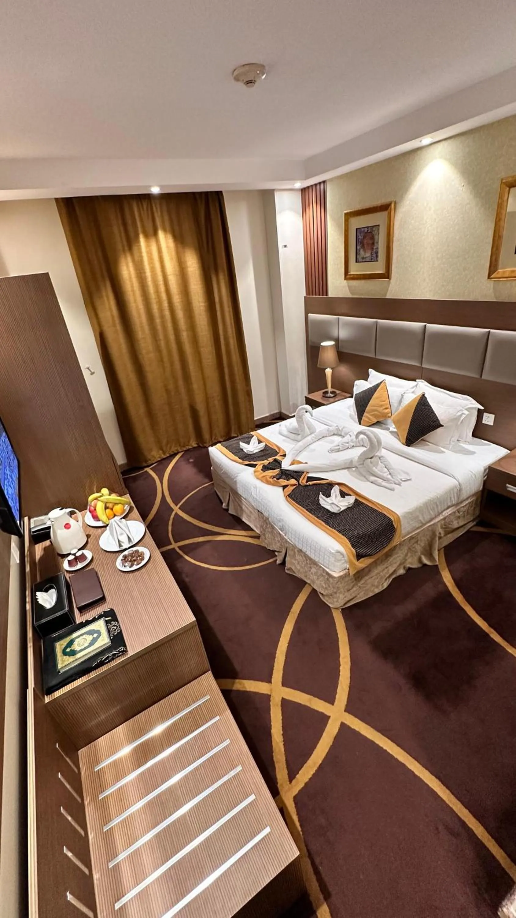 Property building, Bed in Al Ansar Palace Golden Tulip Hotel