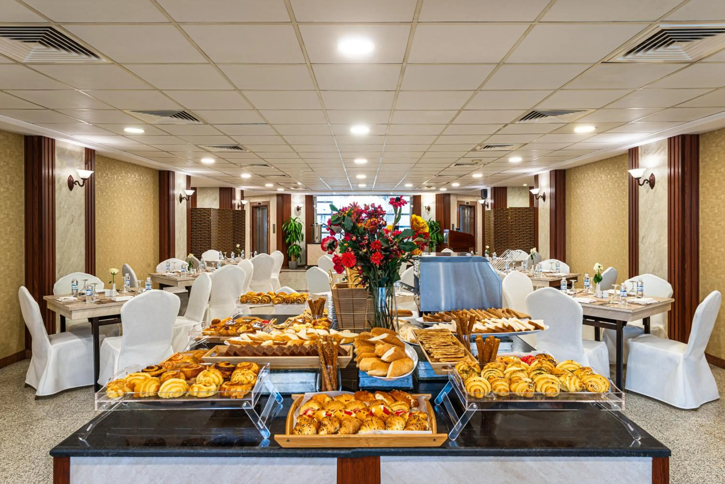 Restaurant/places to eat in Al Ansar Palace Golden Tulip Hotel
