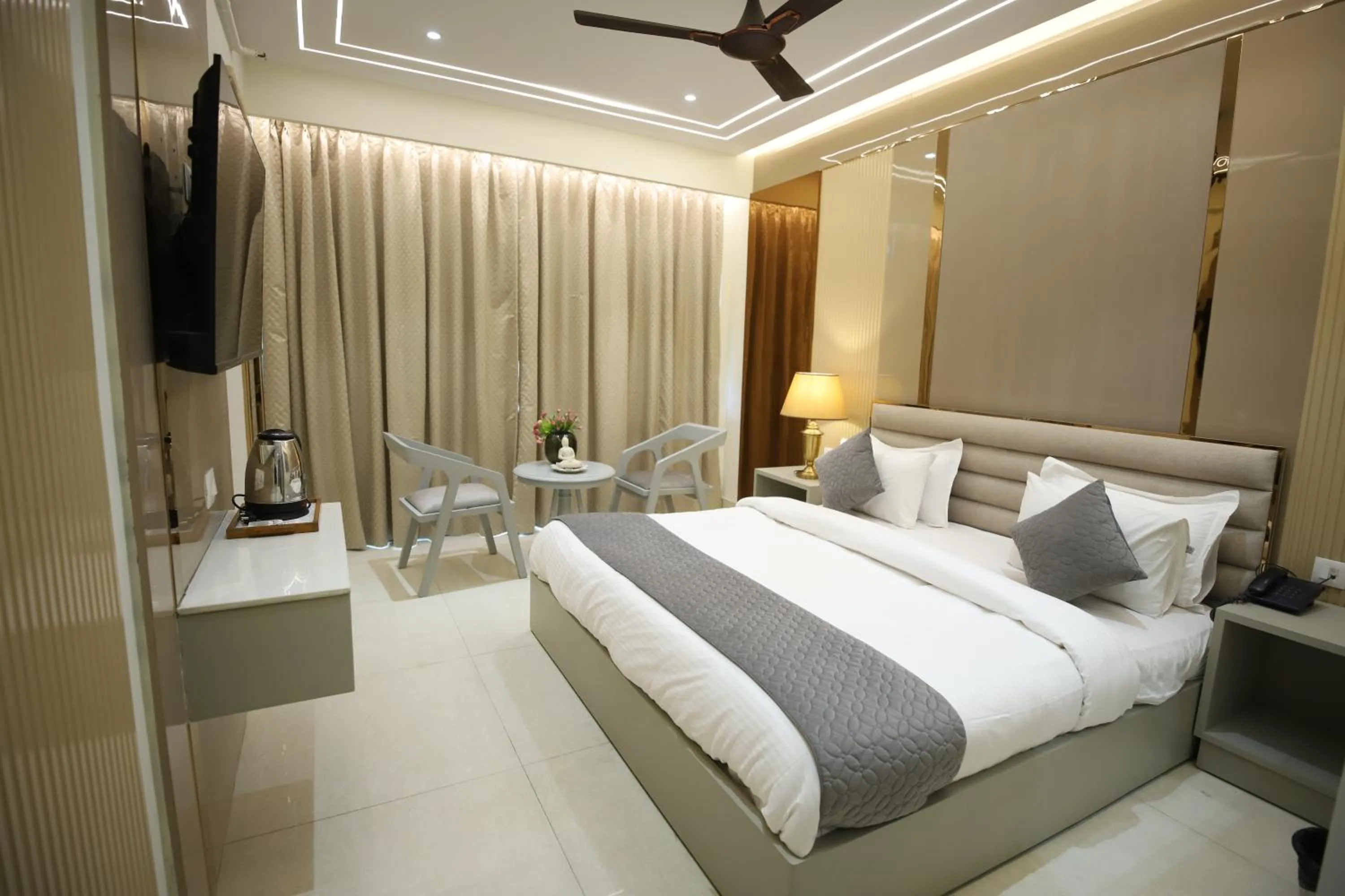 Bedroom, Bed in Hotel Sita International