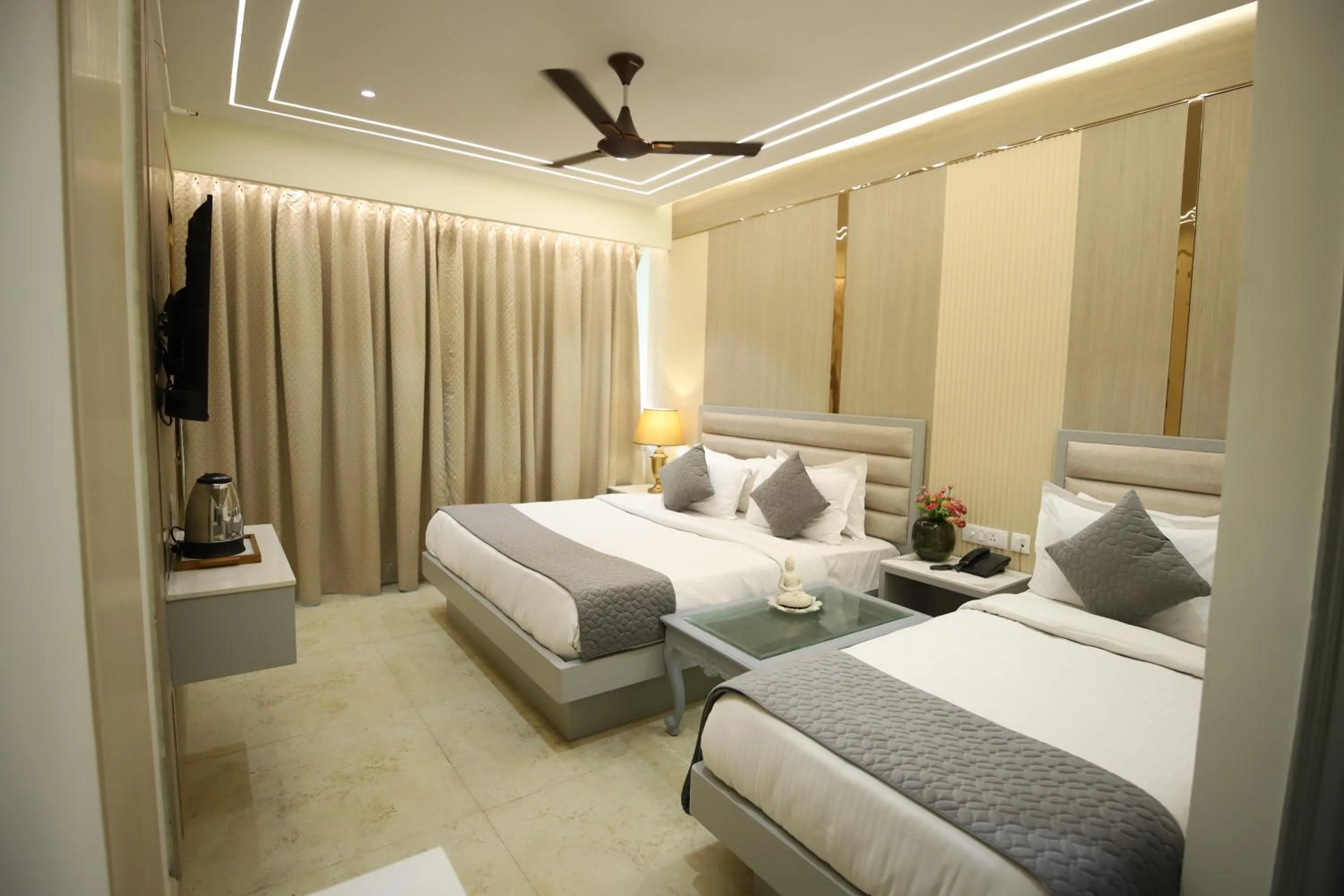 Coffee/tea facilities, Bed in Hotel Sita International