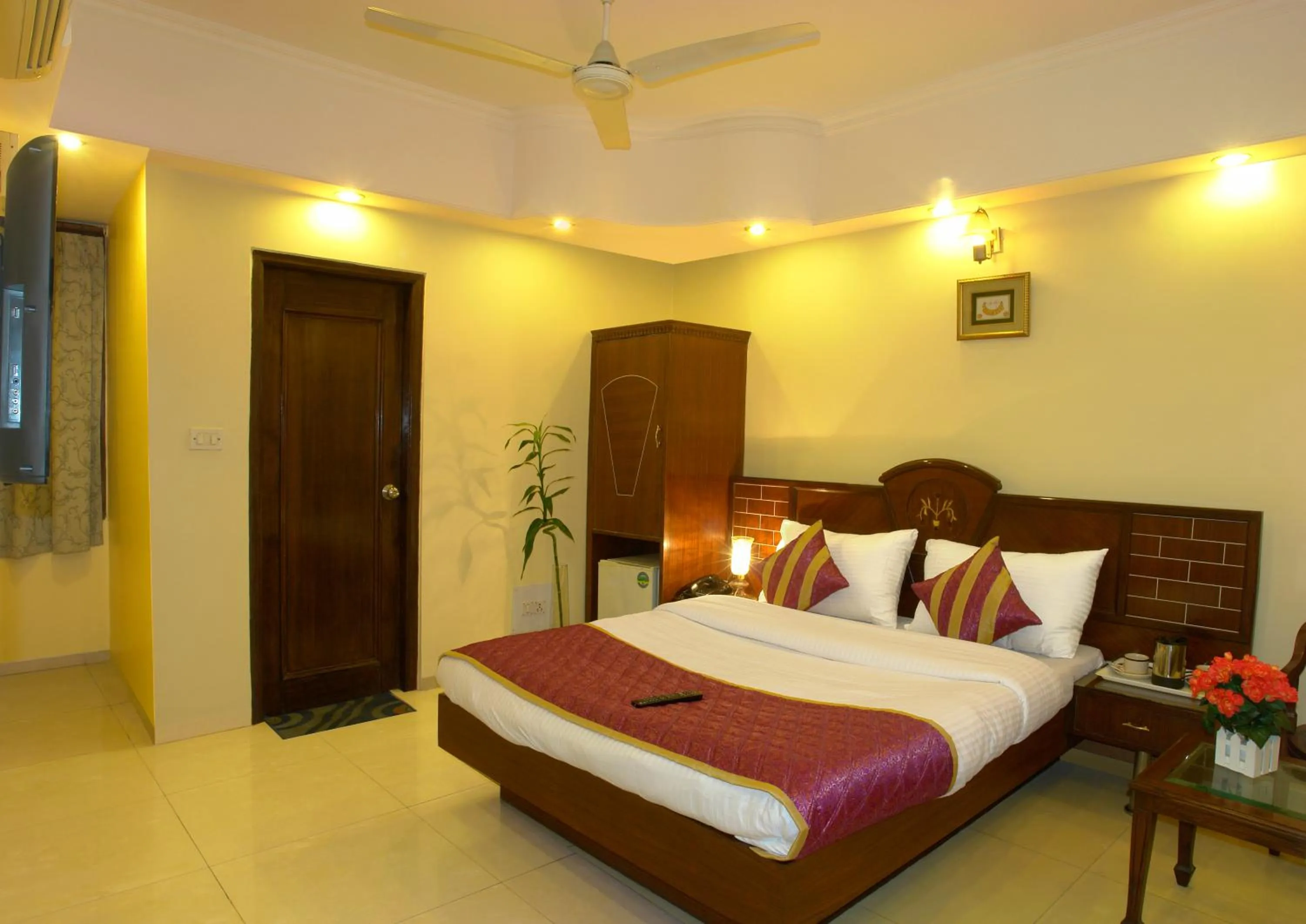 Coffee/tea facilities, Bed in Hotel Sita International