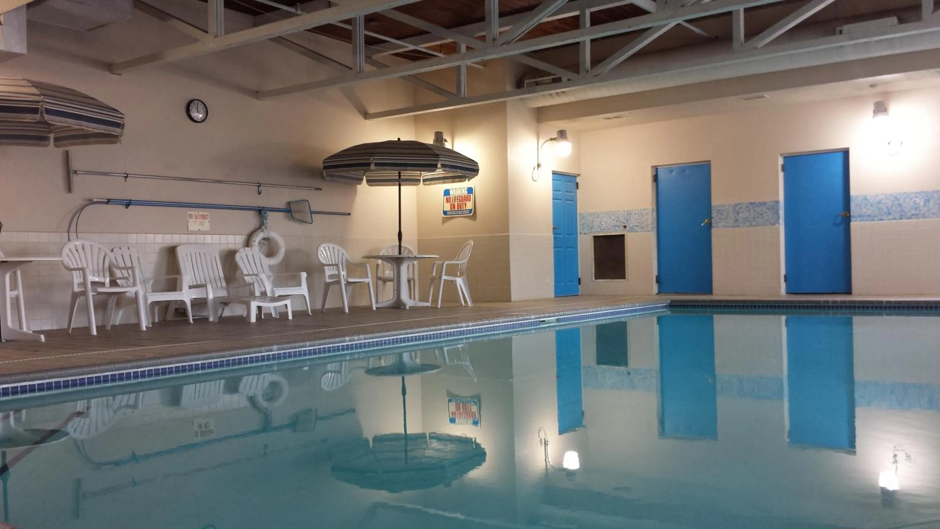 Swimming pool in GrandStay Hotel & Suites Hastings