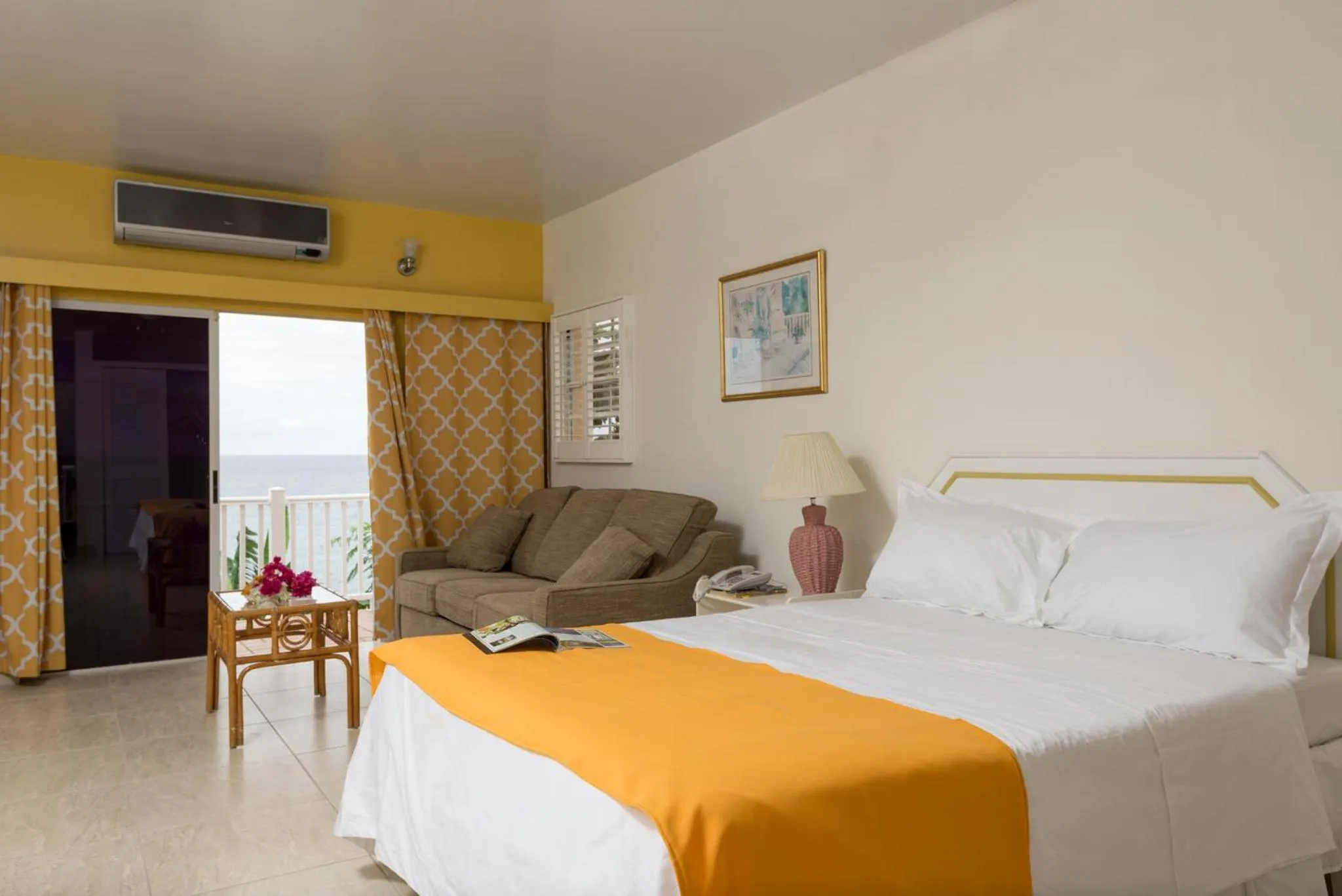 Bedroom, Bed in Bird Rock Beach Hotel