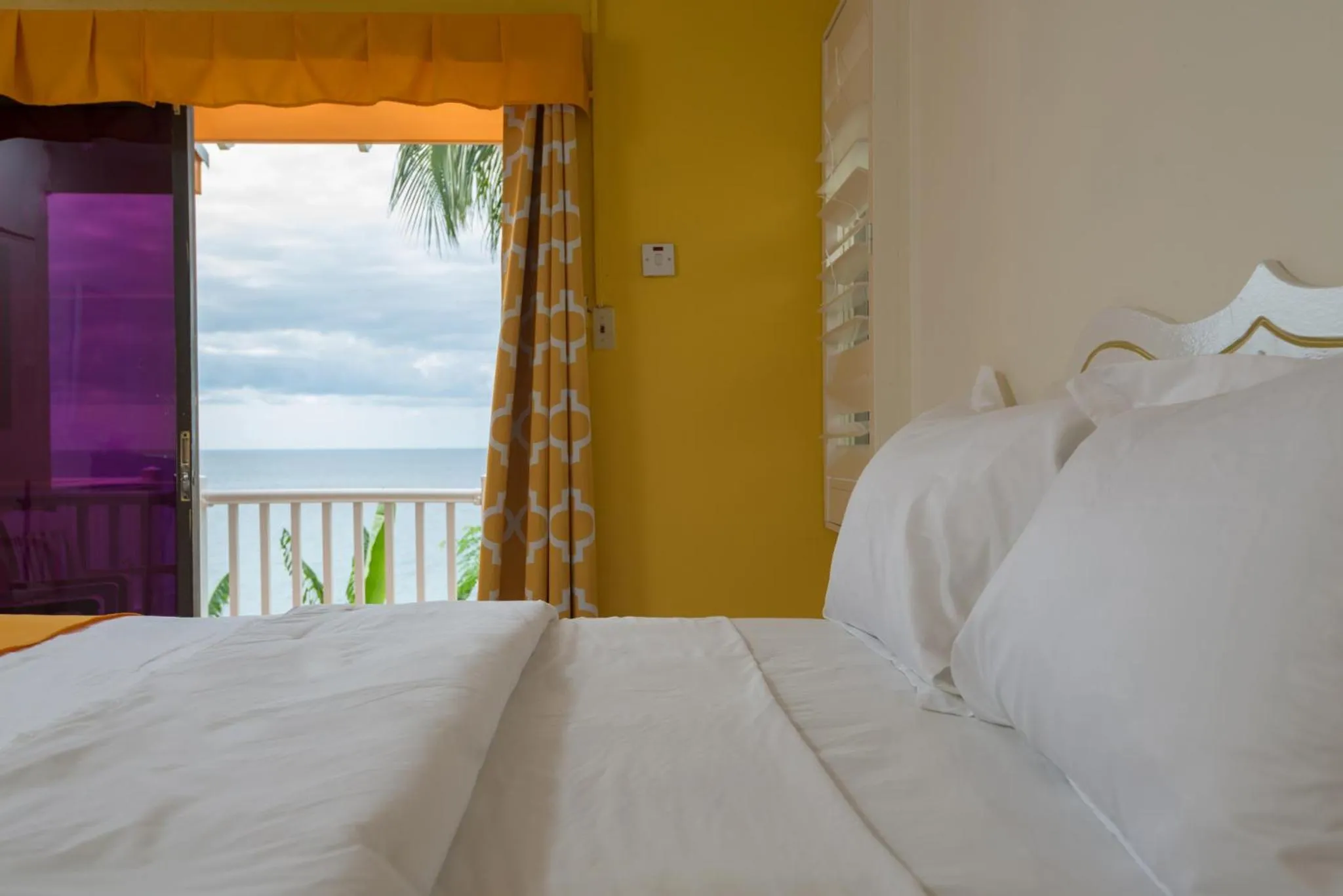 Bedroom, Bed in Bird Rock Beach Hotel