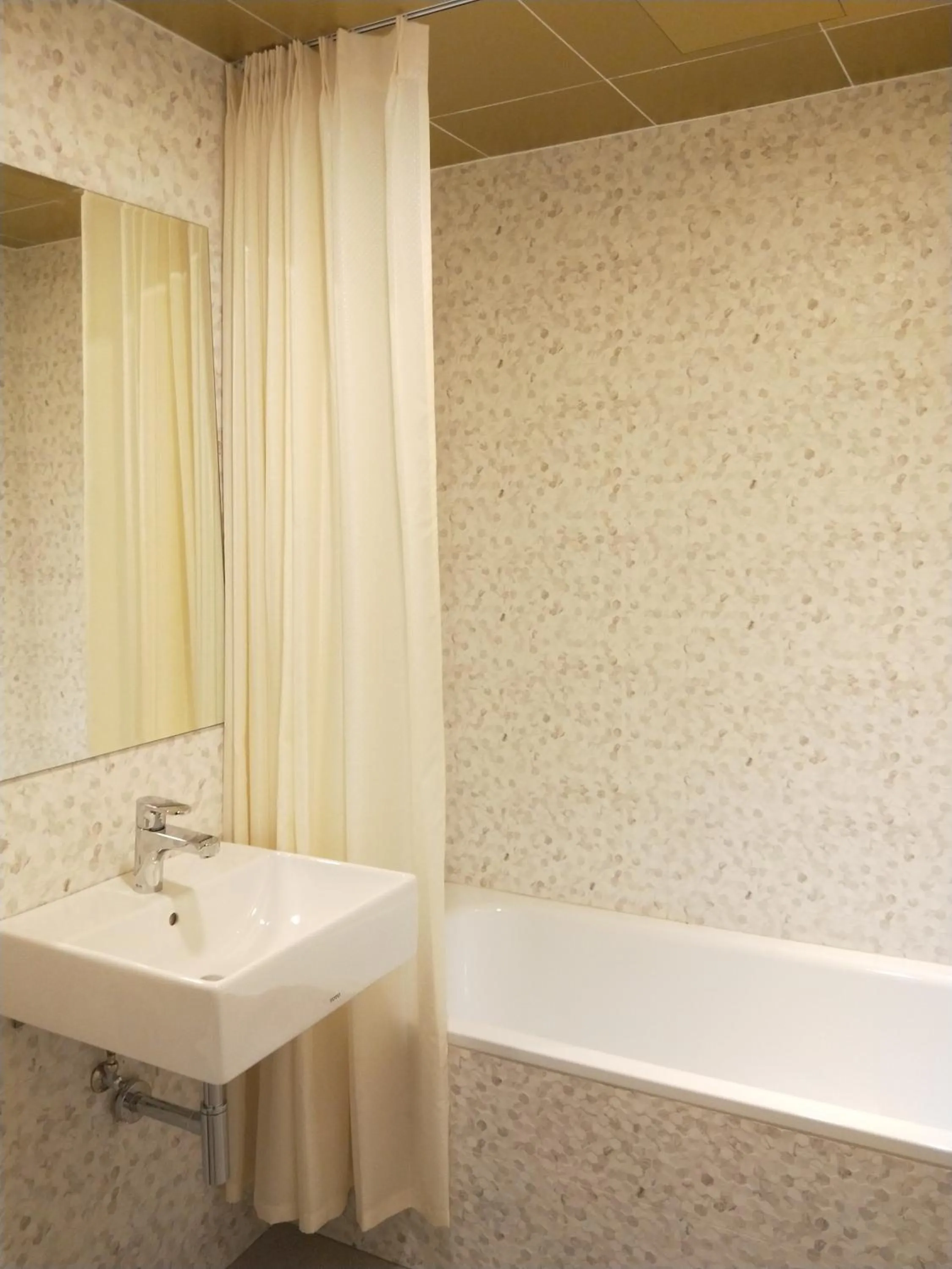 Bathroom in Dahshin Hotel