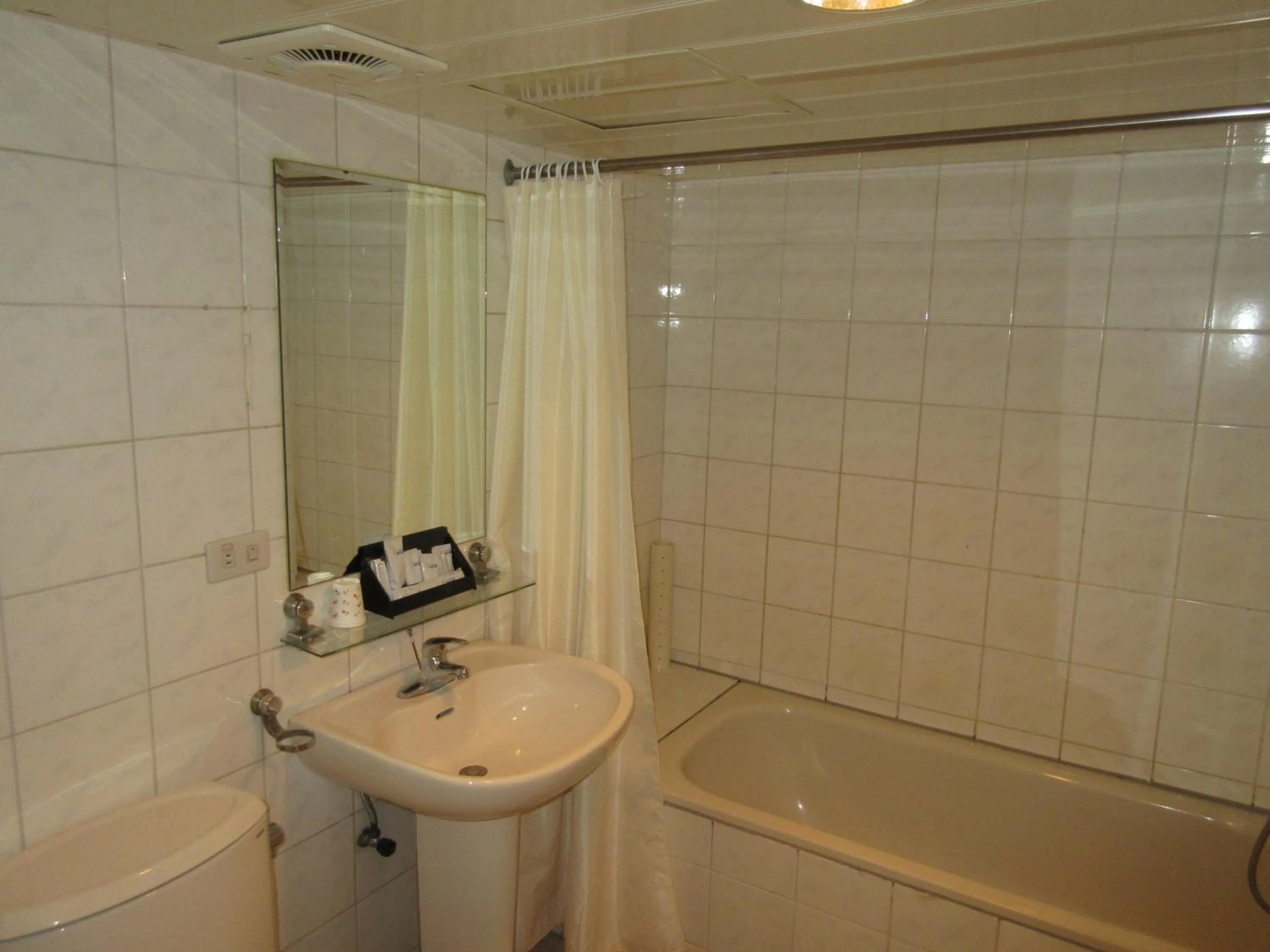 Bathroom in Dahshin Hotel