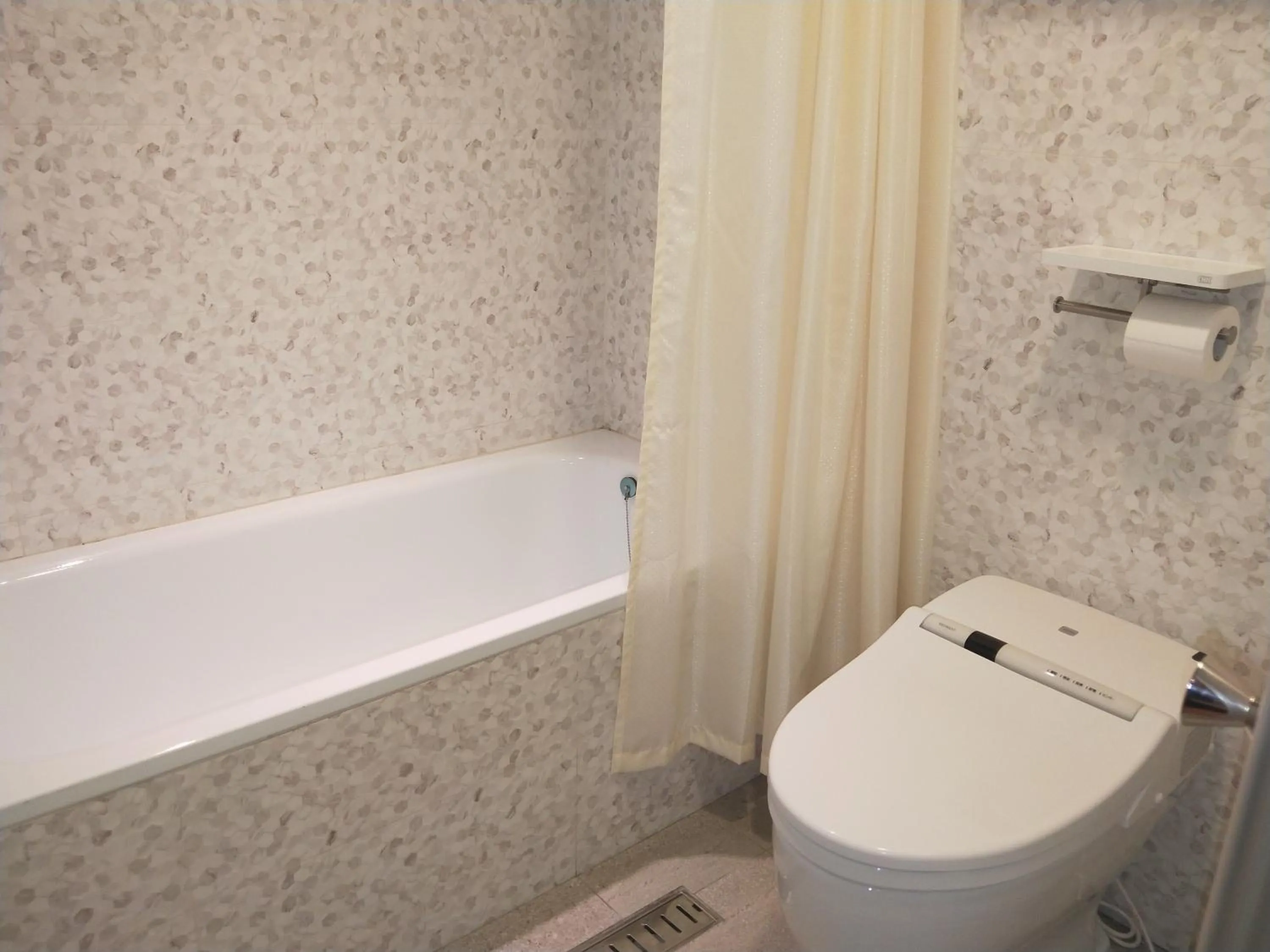 Bathroom in Dahshin Hotel