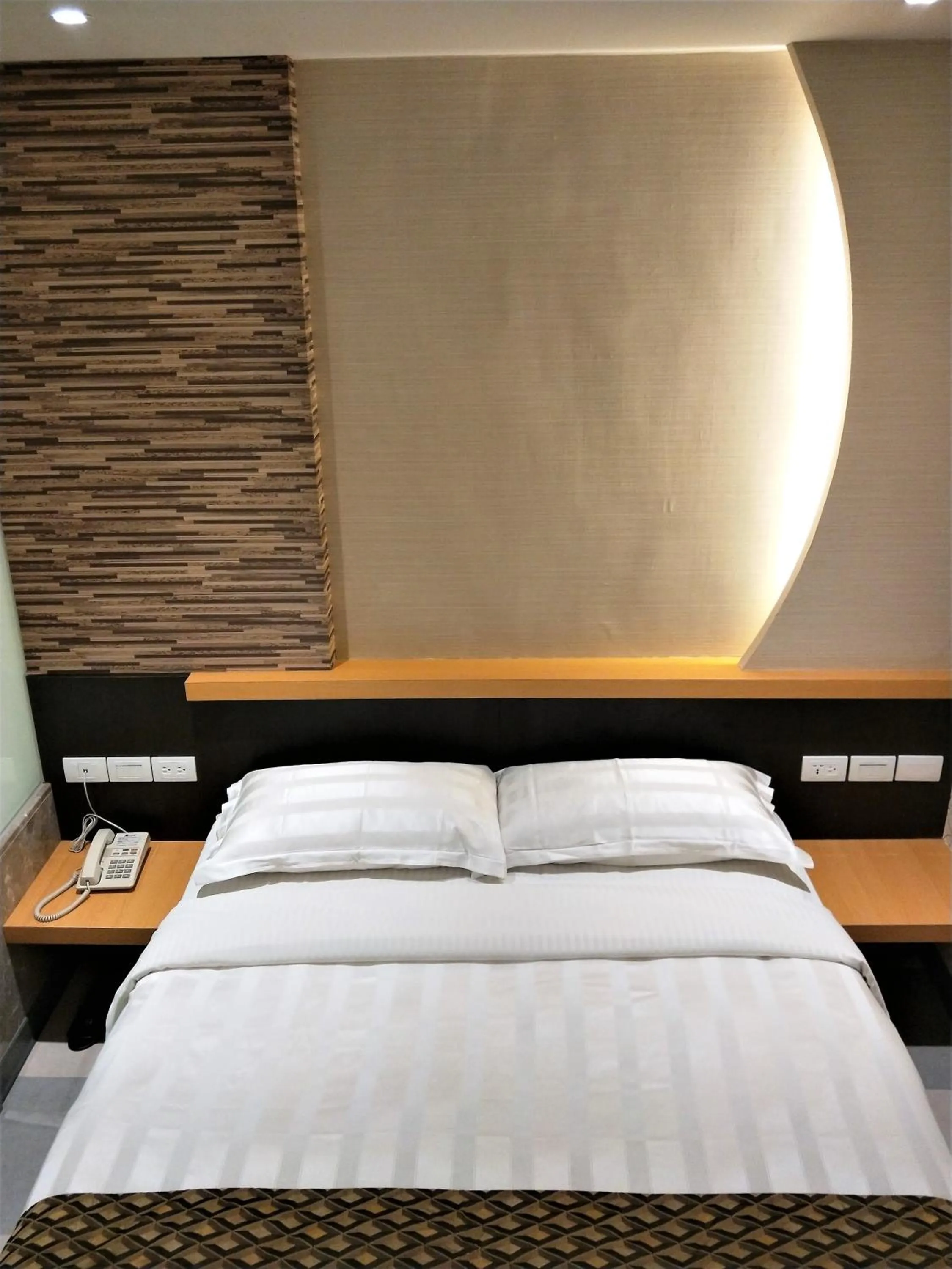 bunk bed, Bed in Dahshin Hotel