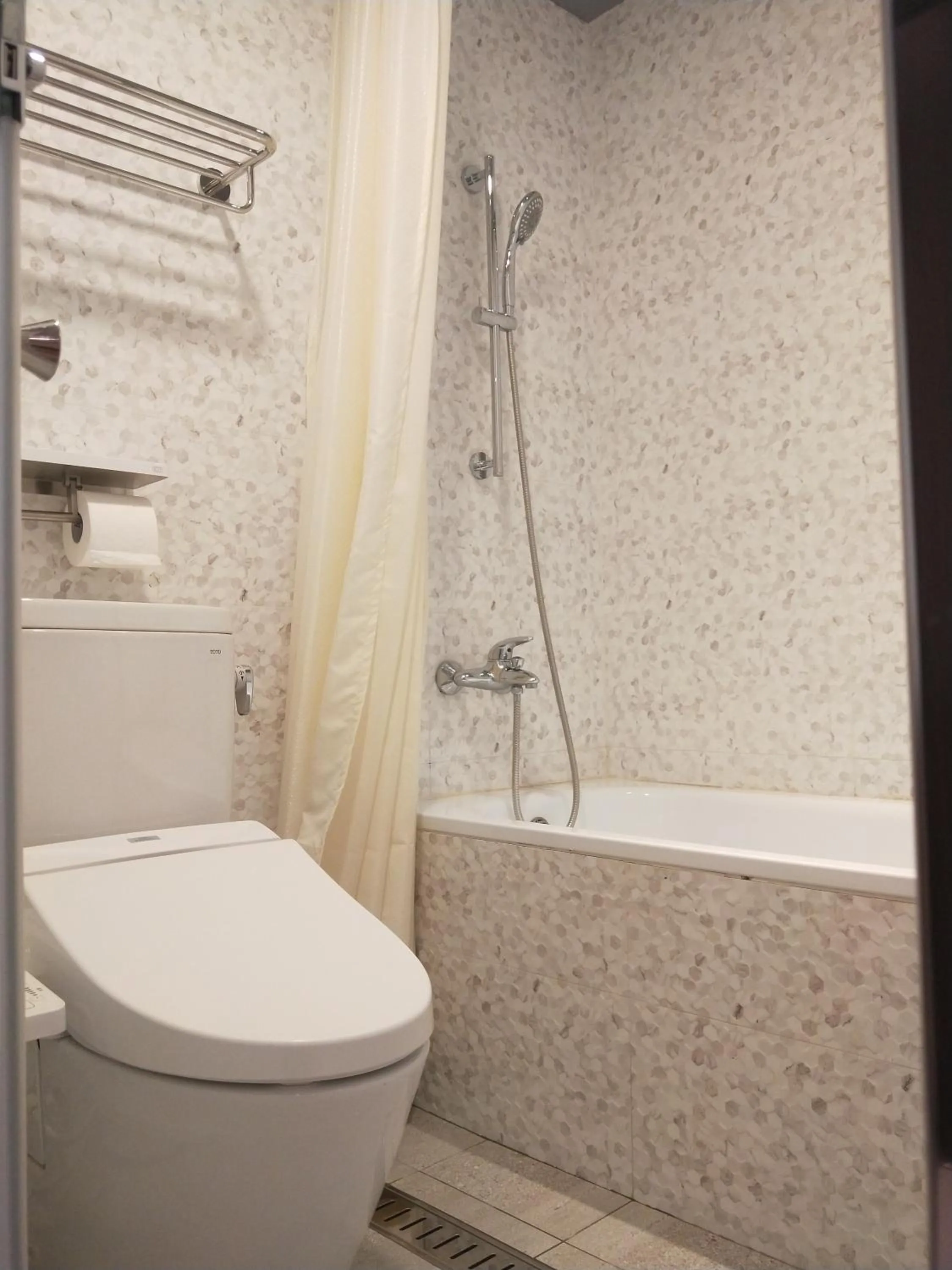 Bathroom in Dahshin Hotel