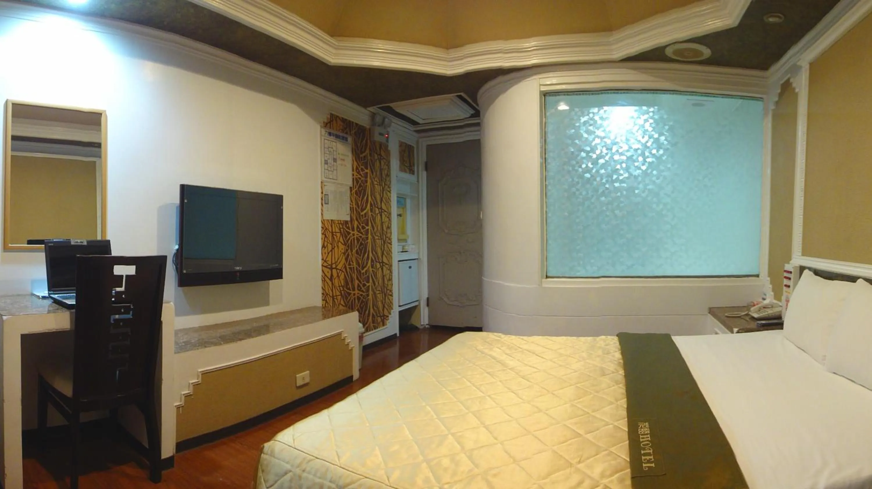 Photo of the whole room, Bed in Hua Yue Hotel