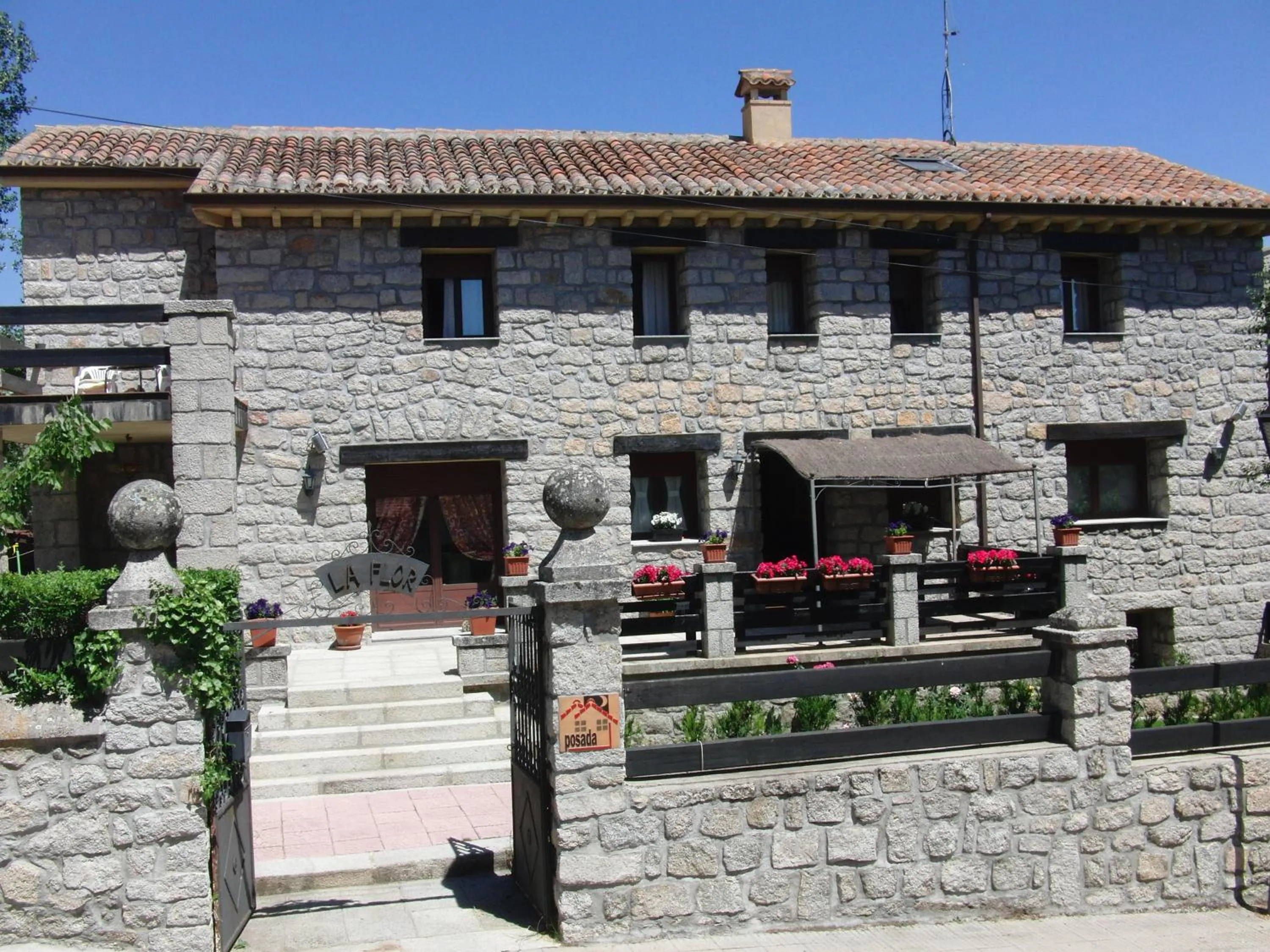 Facade/entrance in Posada Rural La Flor