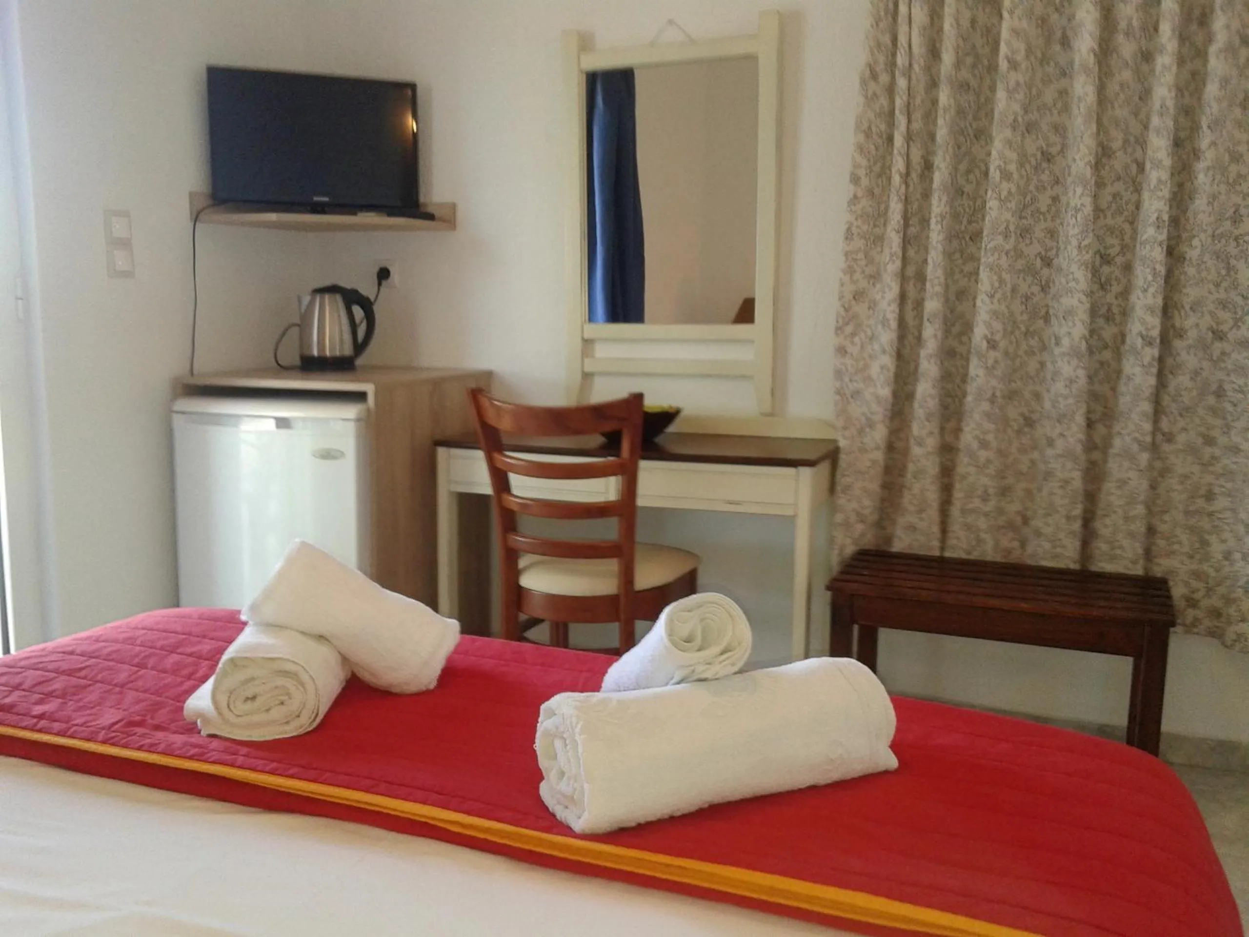 Coffee/tea facilities, Bed in Hotel Petras Beach