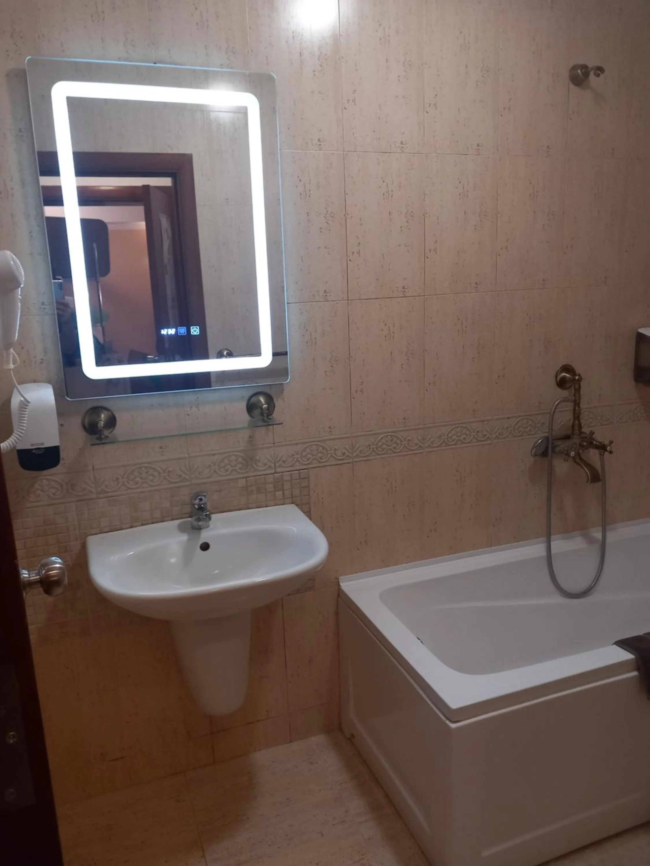 Shower in Three Dolphins Hotel with a Rooftop terracе