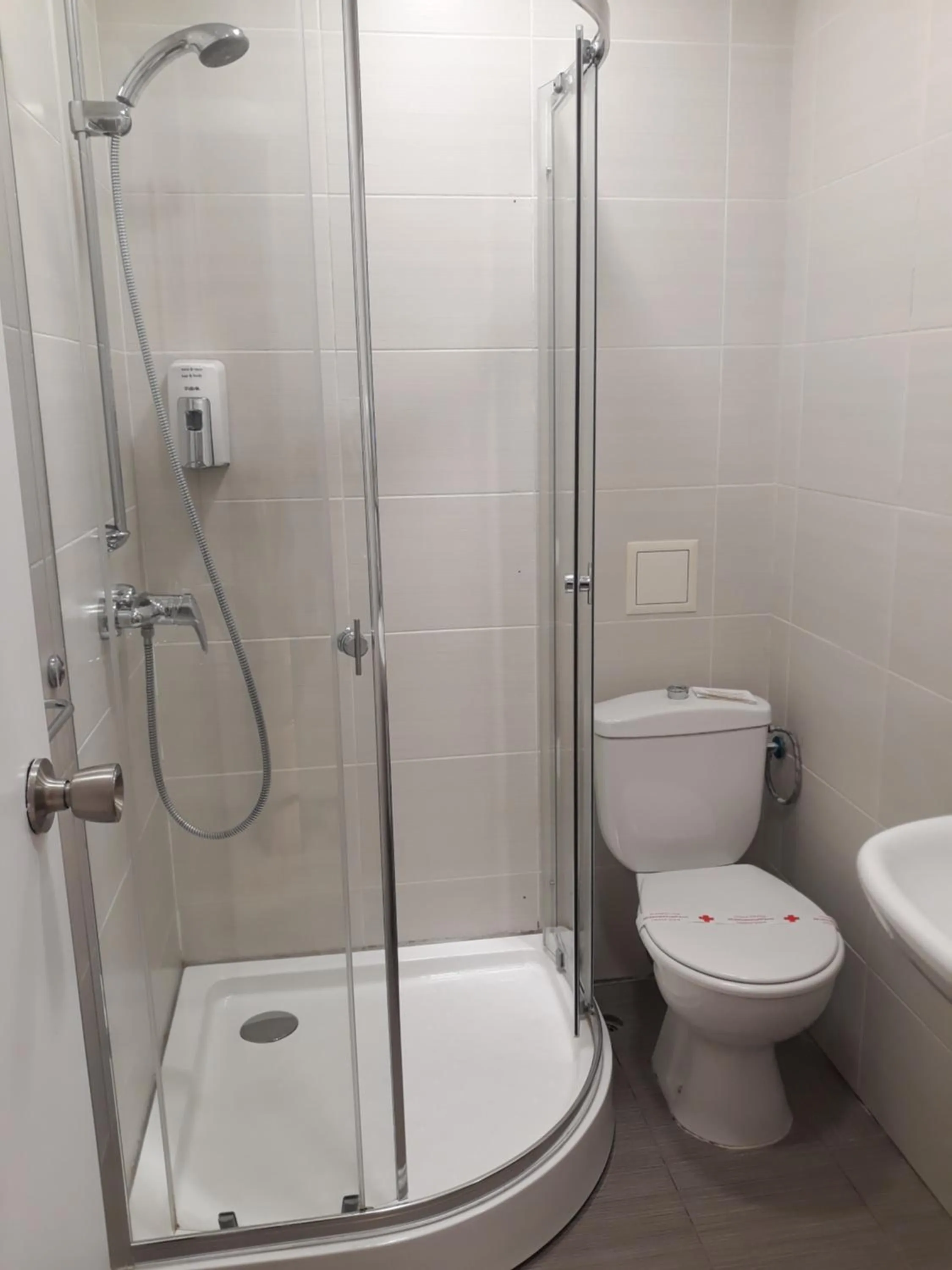 Shower in Three Dolphins Hotel with a Rooftop terracе