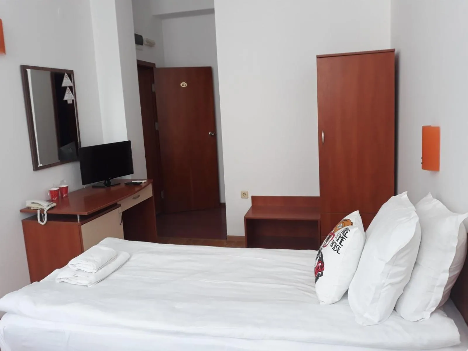 Bed in Three Dolphins Hotel with a Rooftop terracе