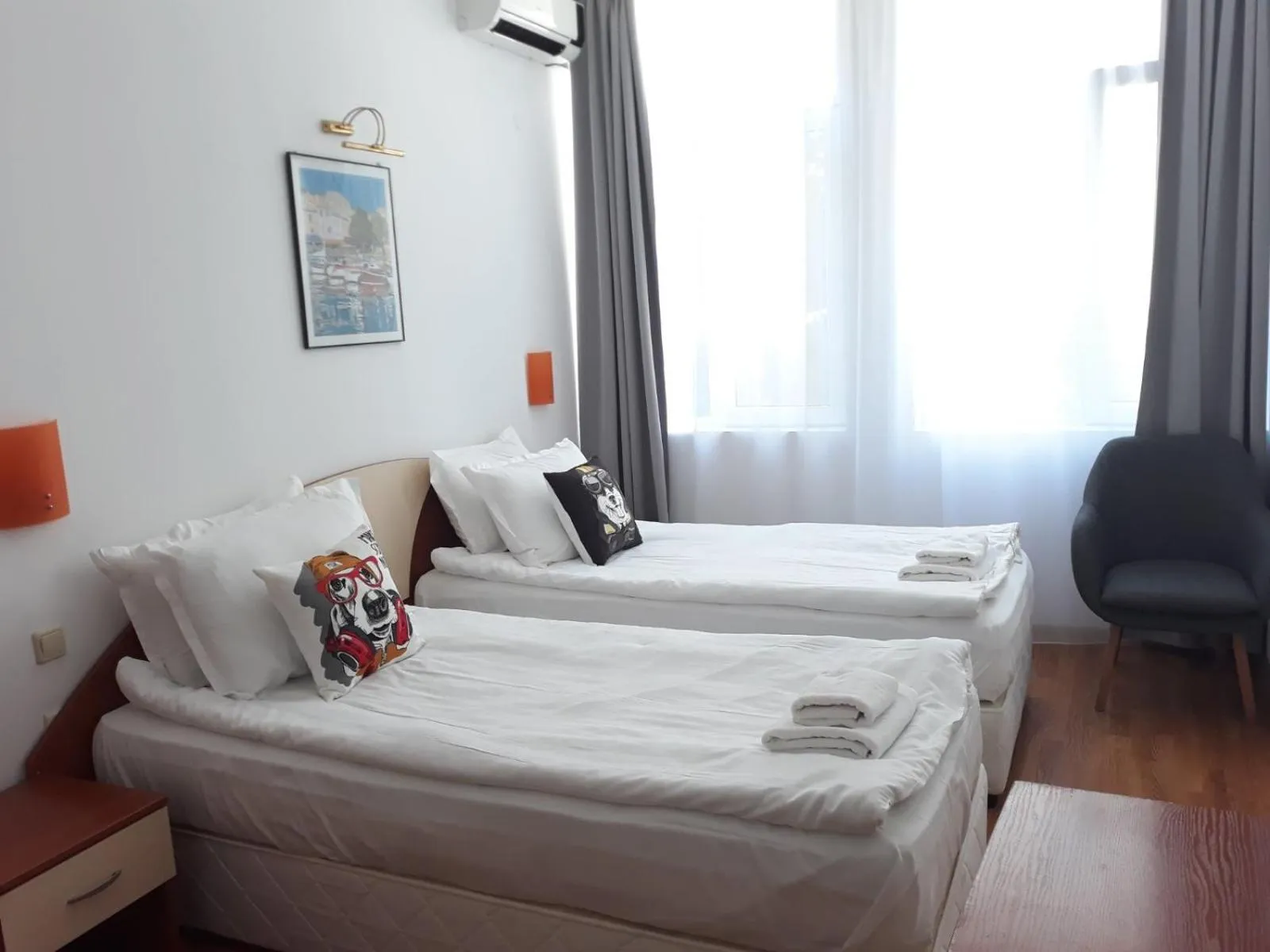 Bed in Three Dolphins Hotel with a Rooftop terracе