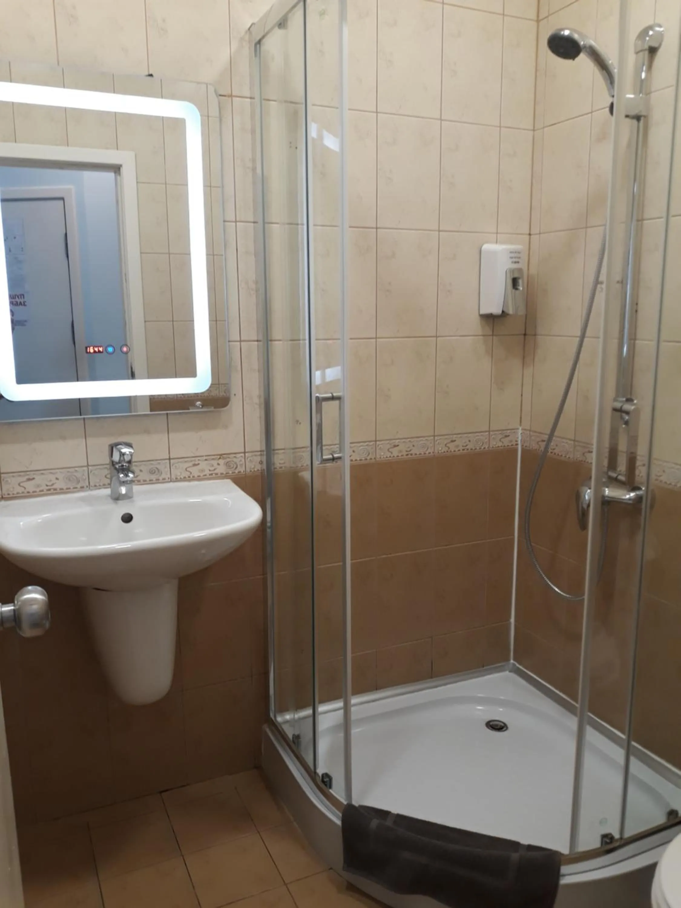 Shower in Three Dolphins Hotel with a Rooftop terracе