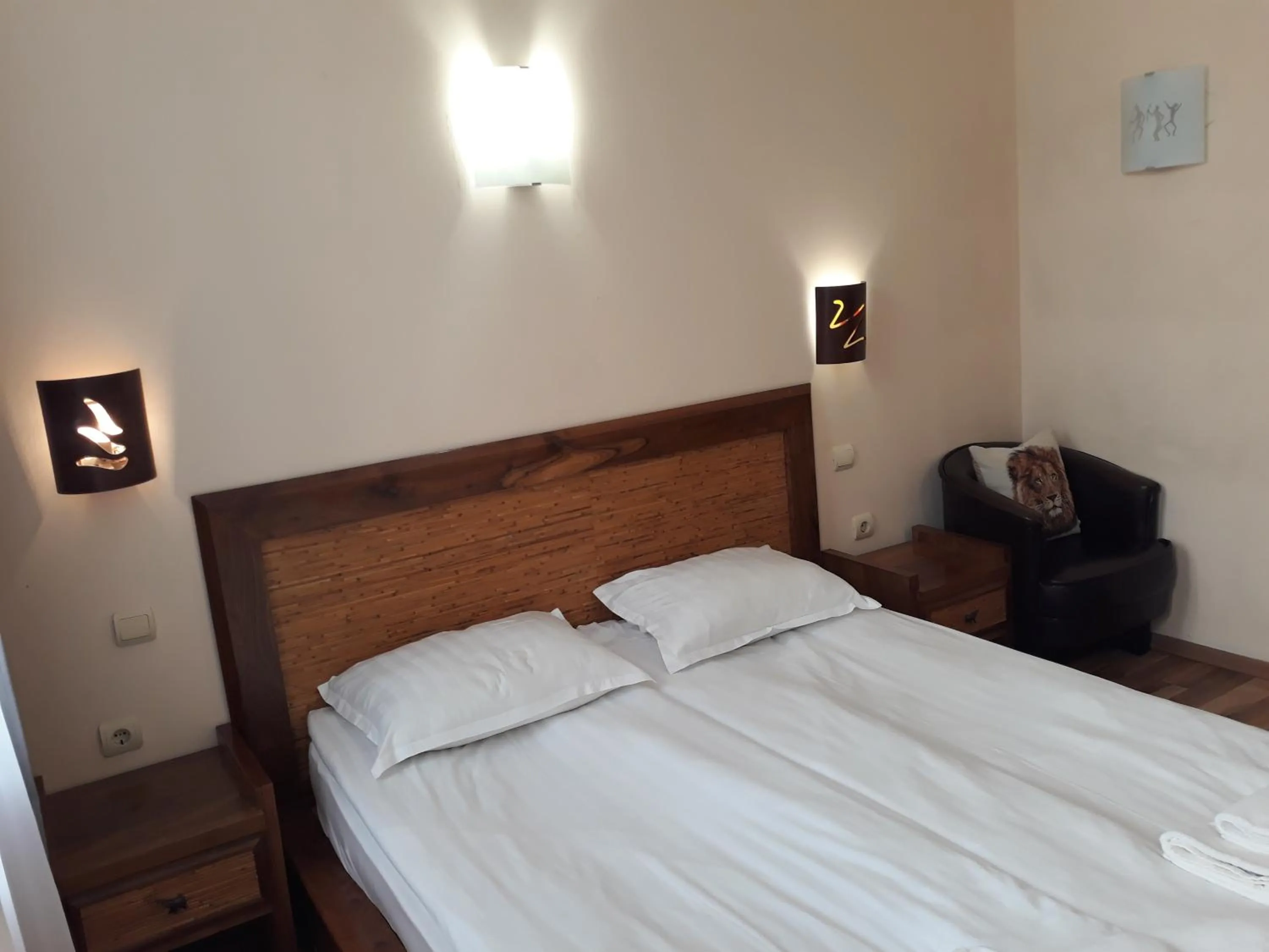 Bed in Three Dolphins Hotel with a Rooftop terracе