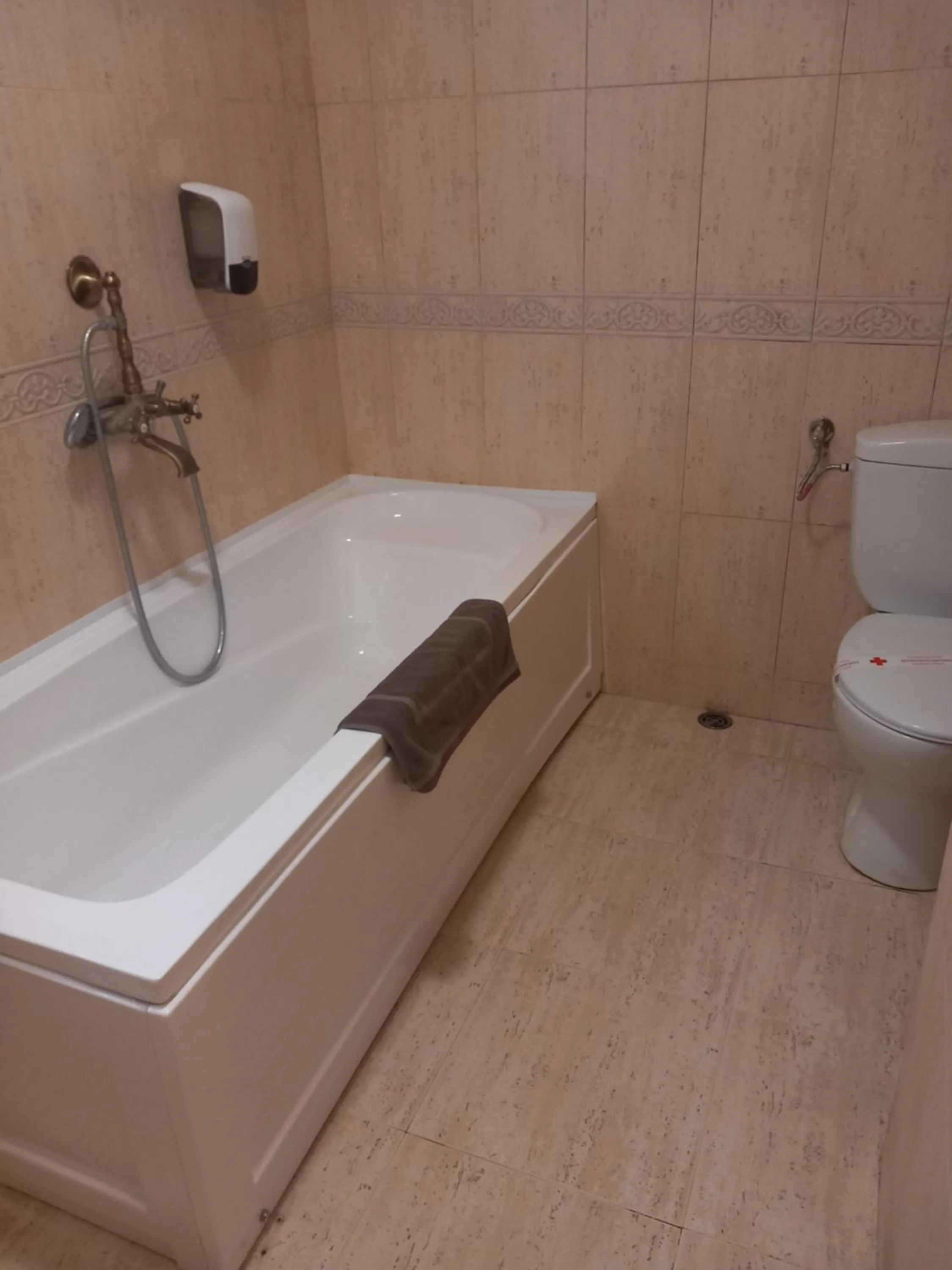 Shower in Three Dolphins Hotel with a Rooftop terracе