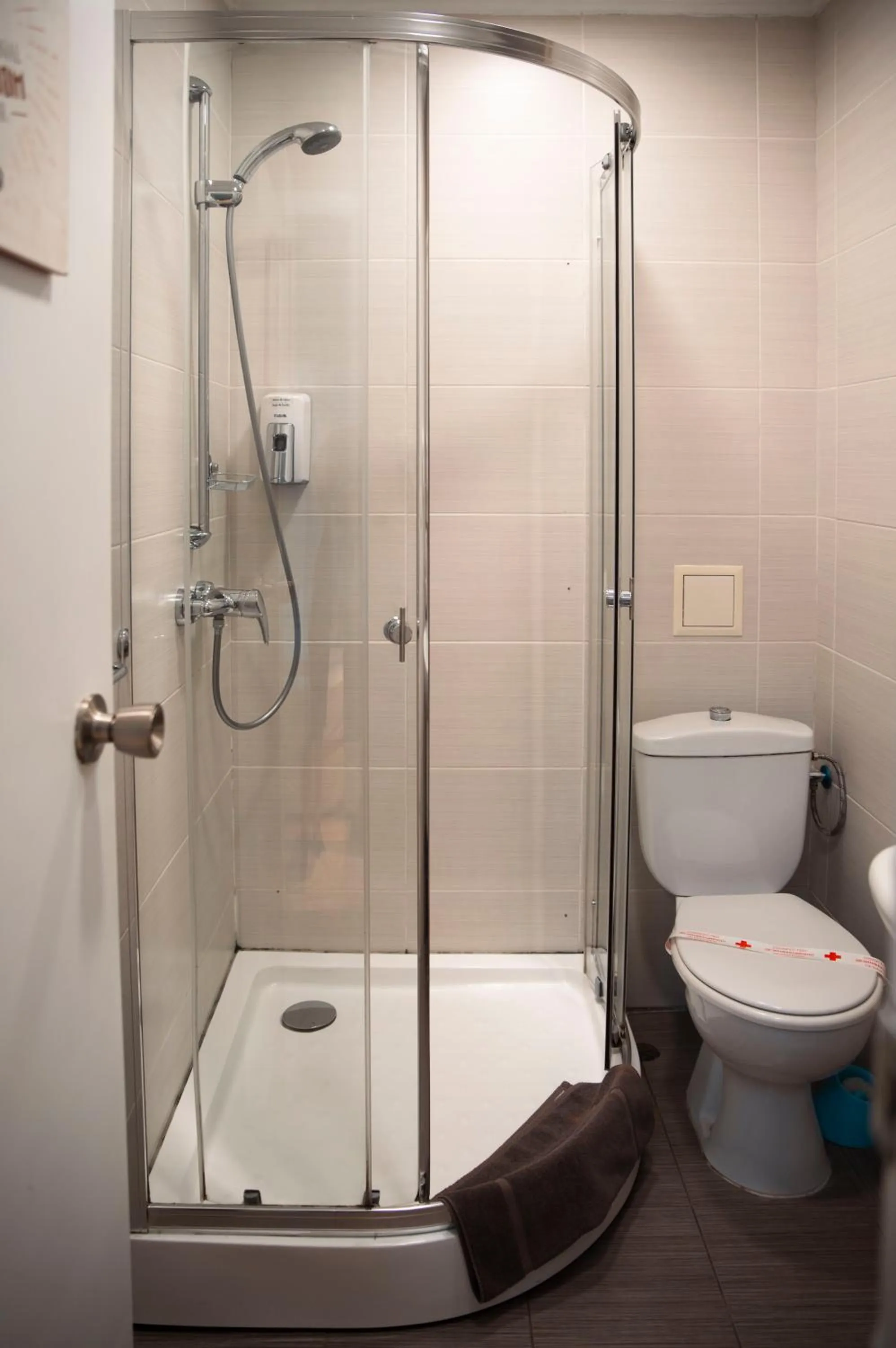 Bathroom in Three Dolphins Hotel with a Rooftop terracе