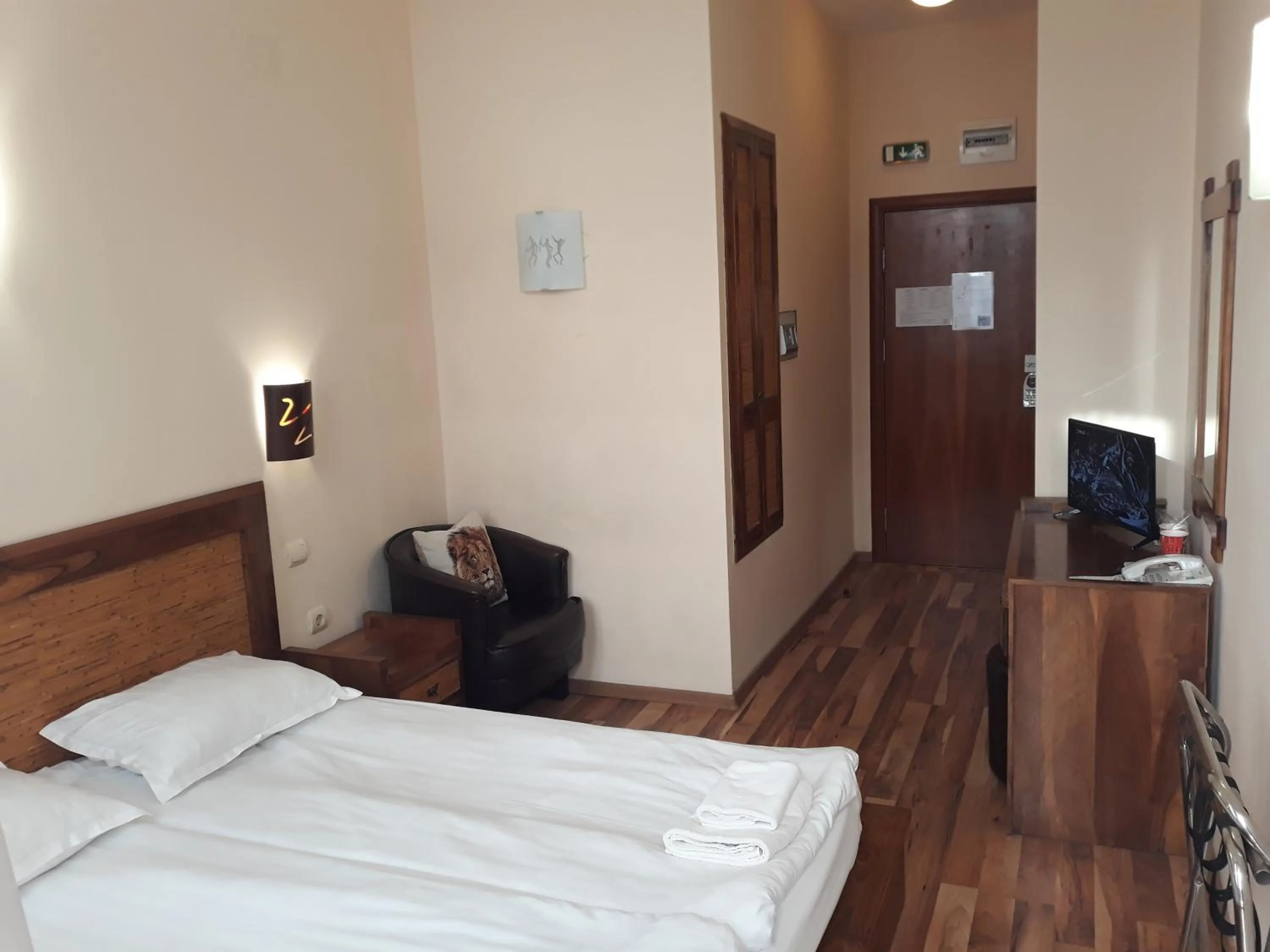 Bed in Three Dolphins Hotel with a Rooftop terracе