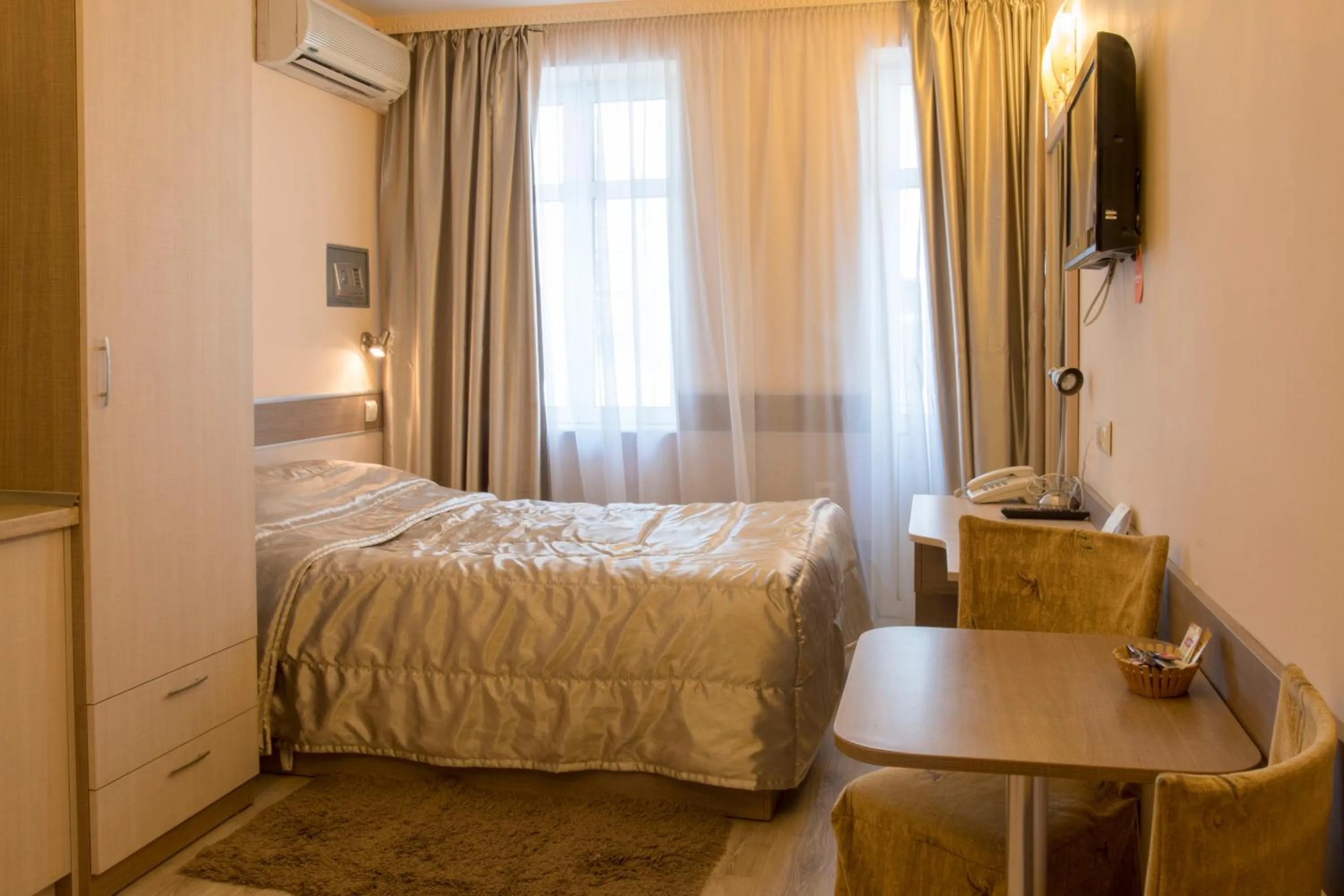 Bed in Three Dolphins Hotel with a Rooftop terracе