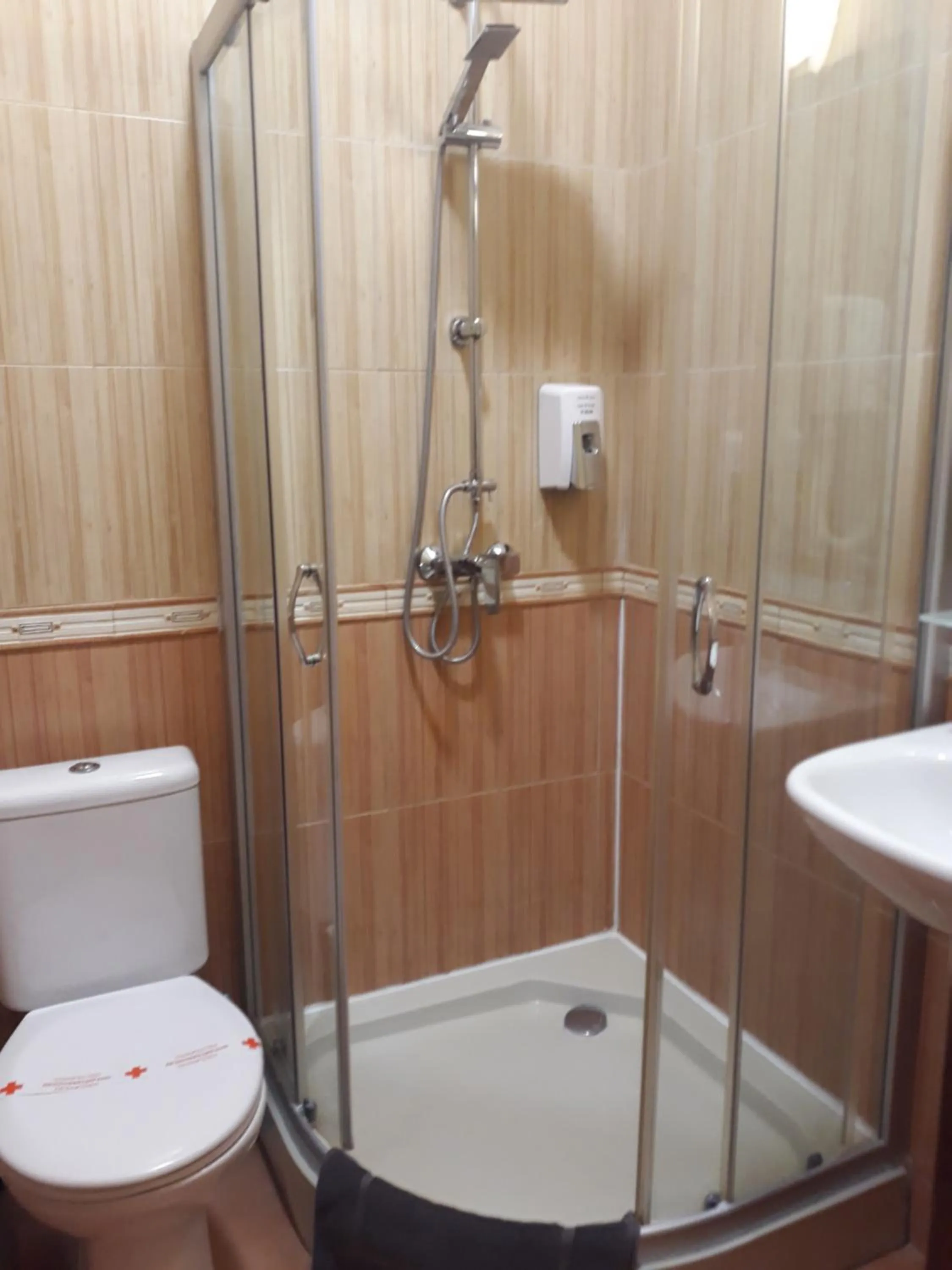 Shower in Three Dolphins Hotel with a Rooftop terracе