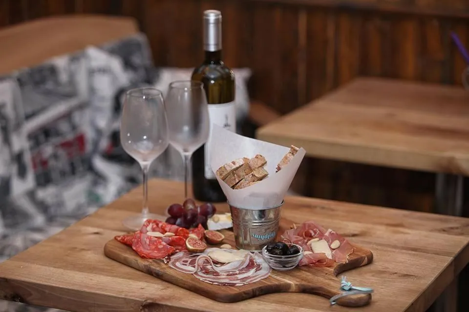 Lounge or bar in Three Dolphins Hotel with a Rooftop terracе