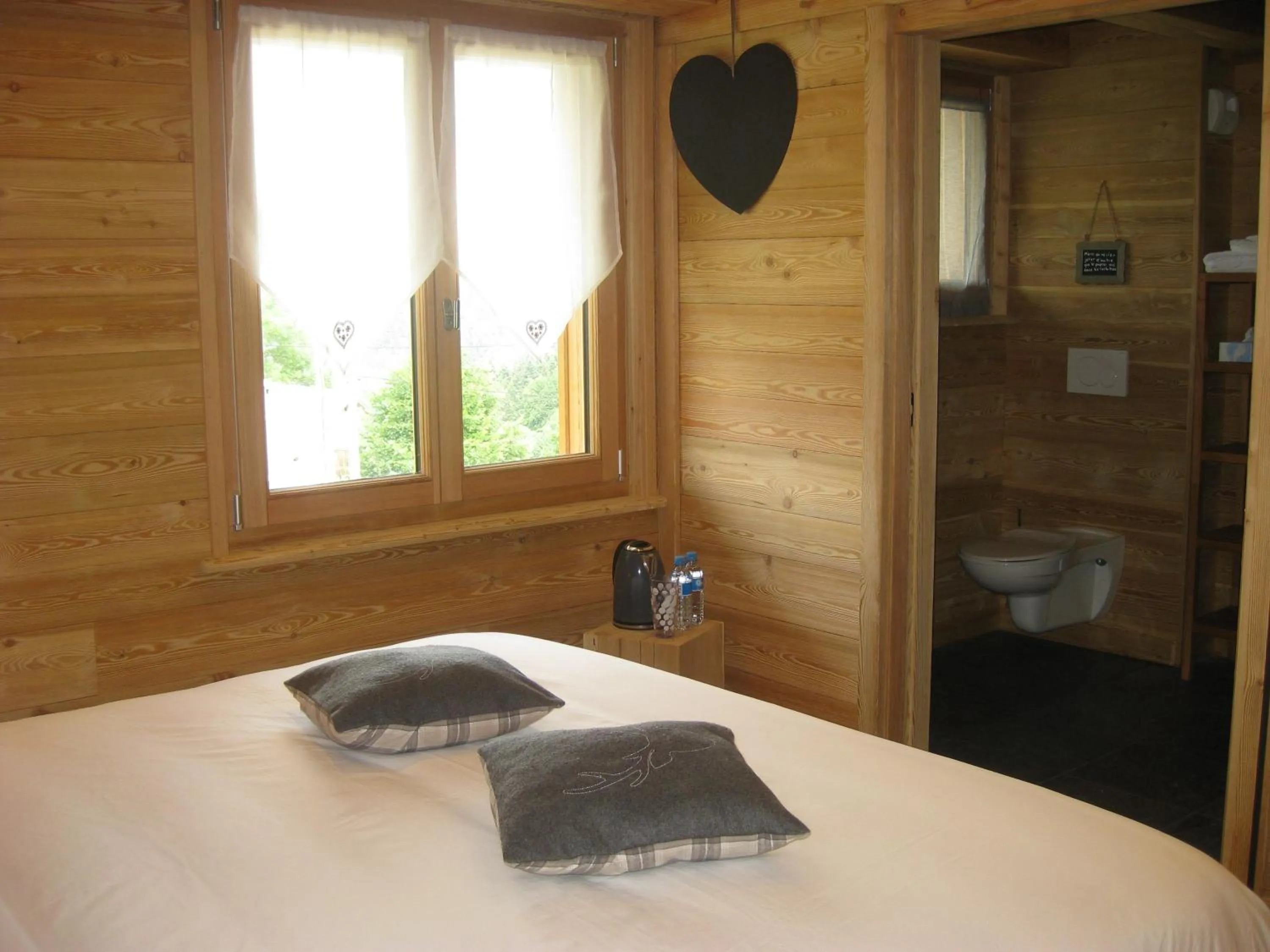 Bathroom, Bed in Chambres d'hôtes La Vercouline