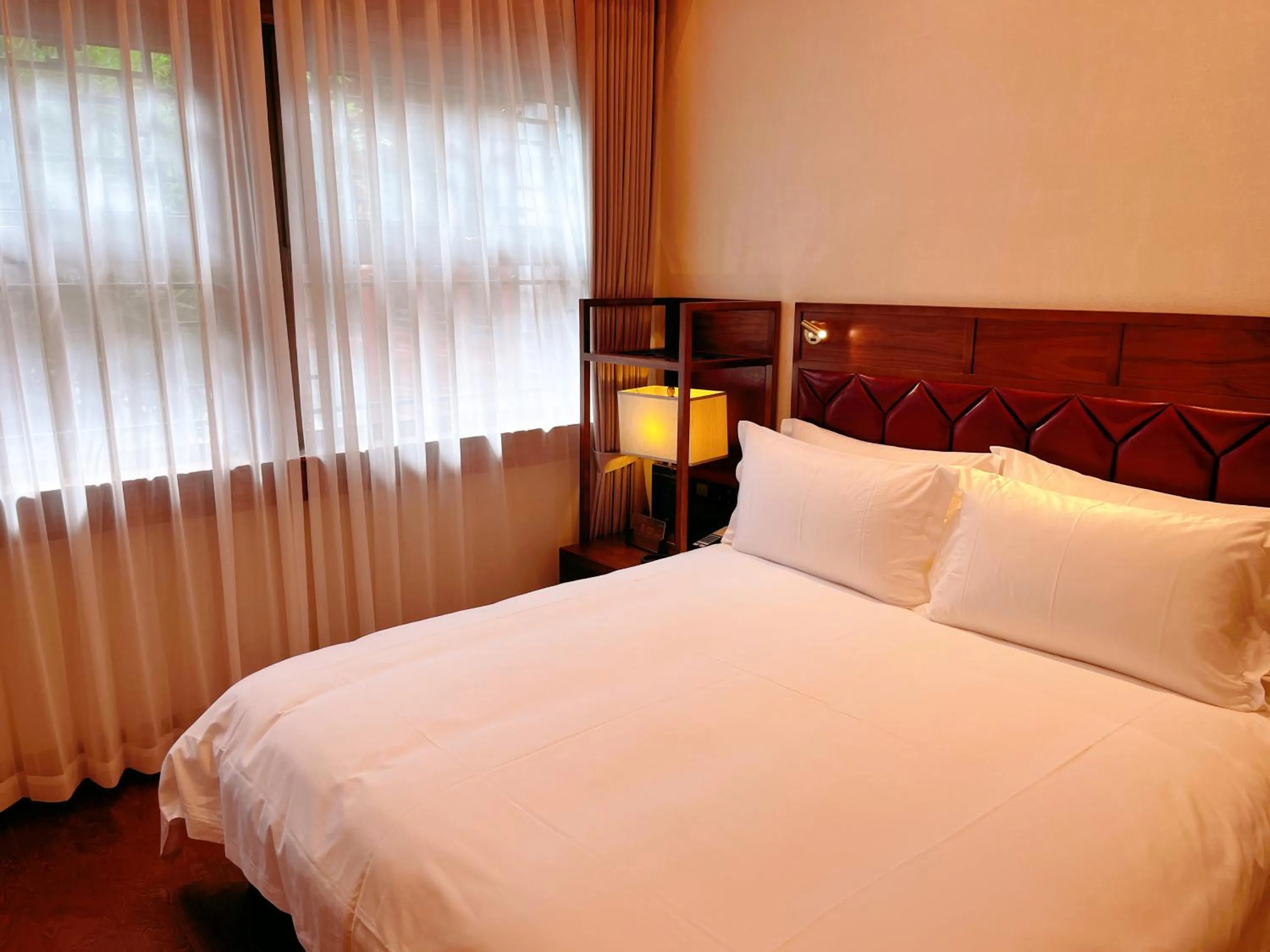 Bedroom, Bed in Jingshan Garden Hotel