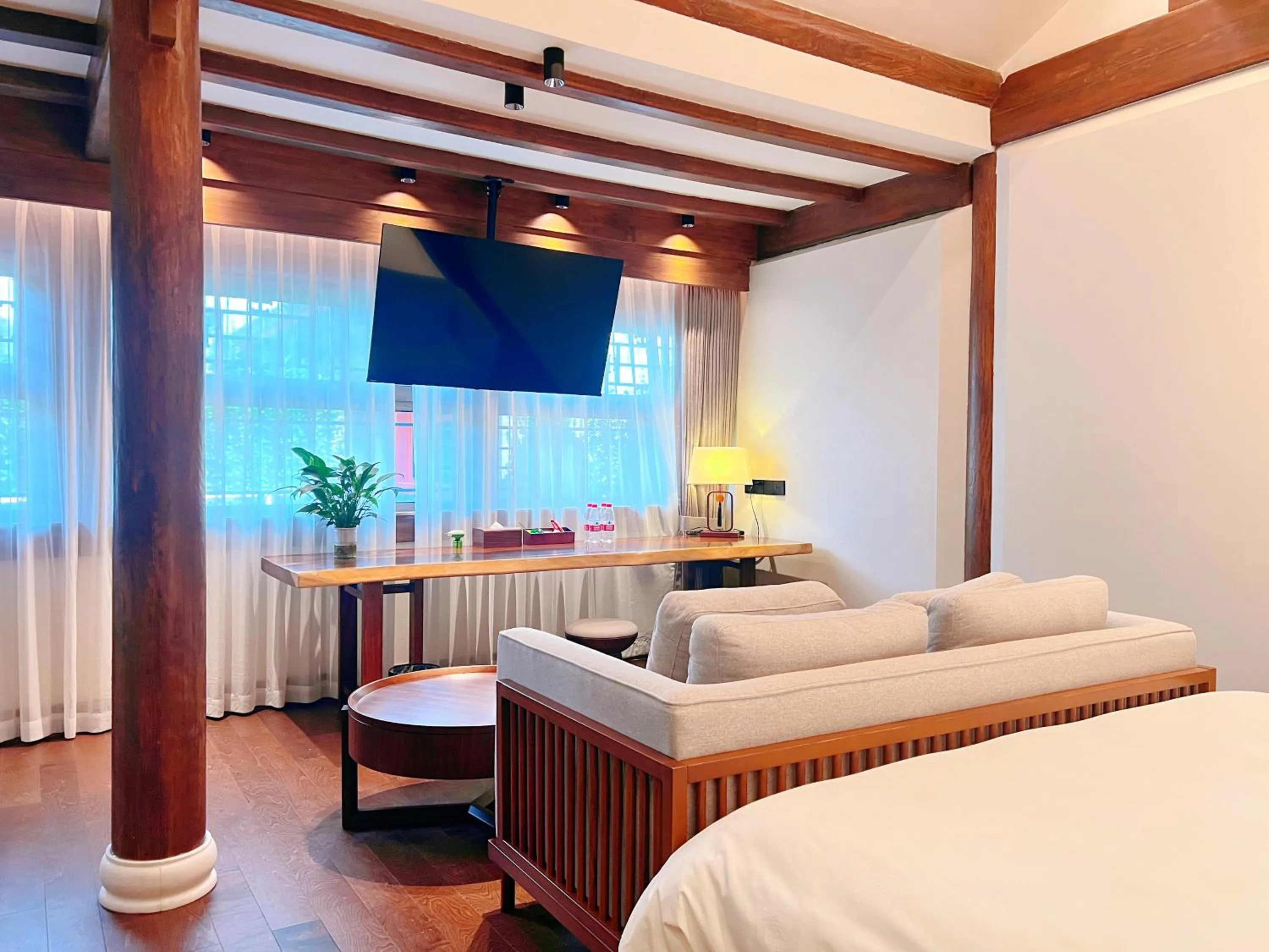 Living room, Bed in Jingshan Garden Hotel