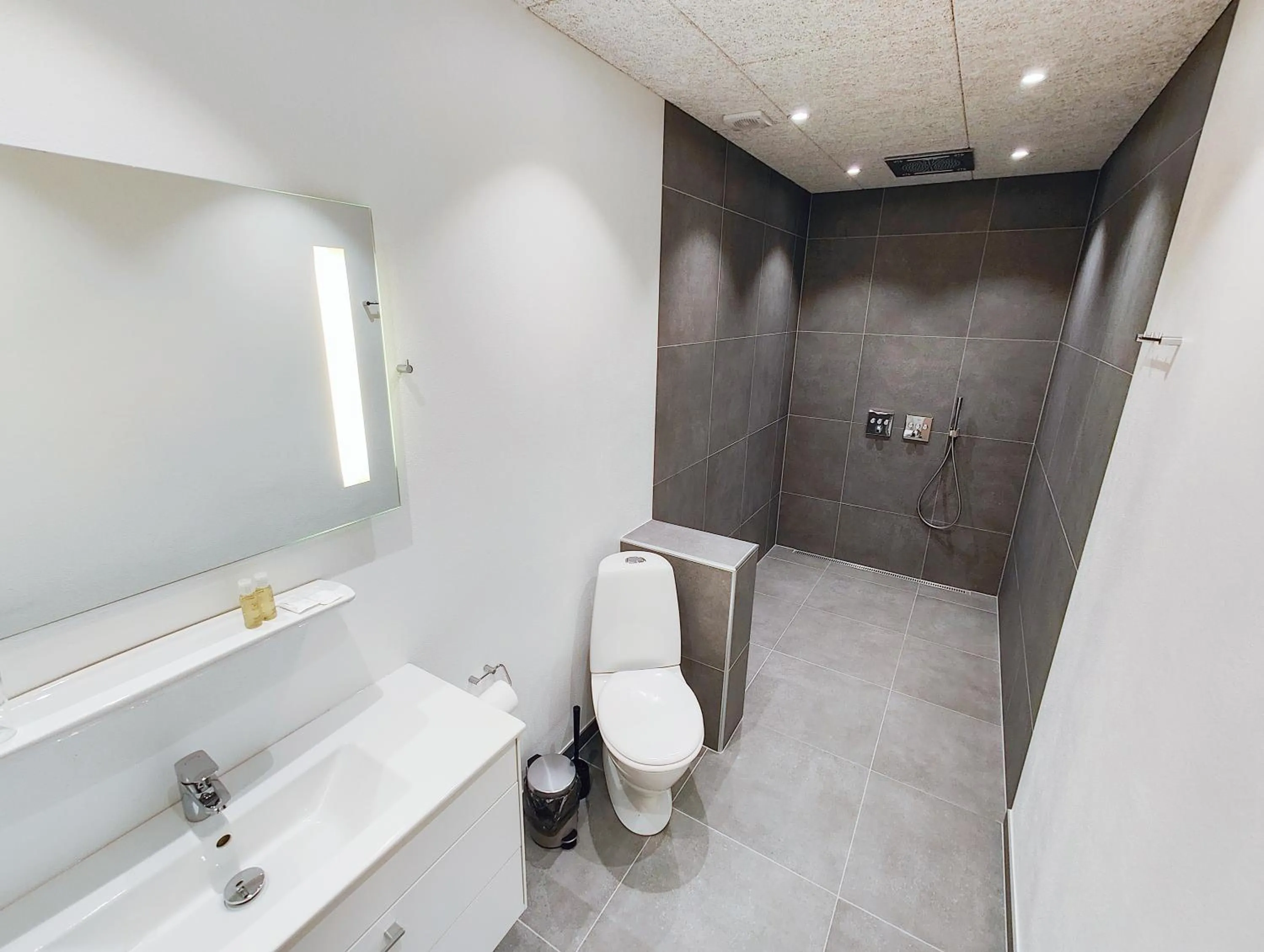 Shower in Rønnes Hotel