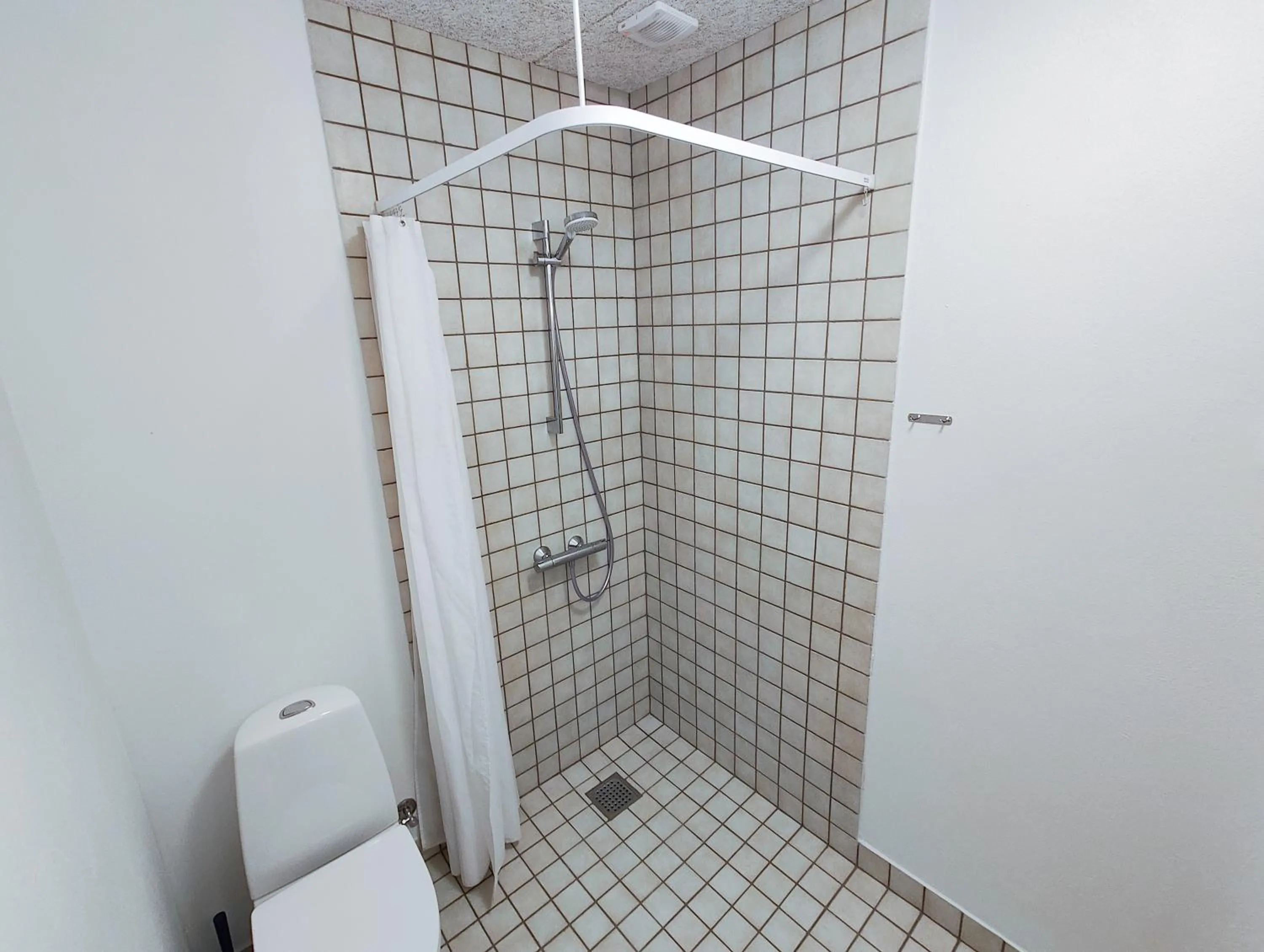 Shower in Rønnes Hotel