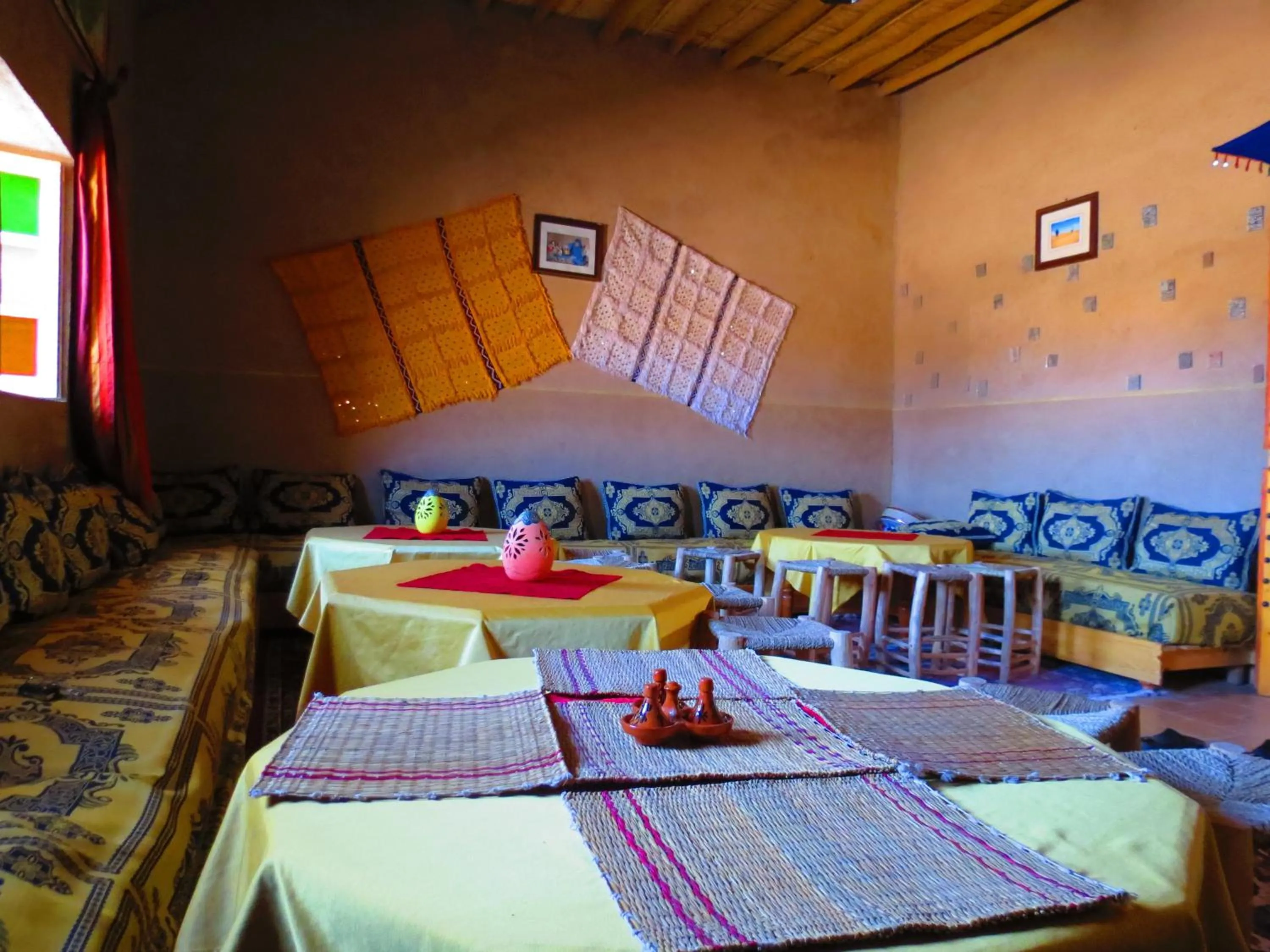 Restaurant/places to eat in Hôtel Riad Tadarte Familier